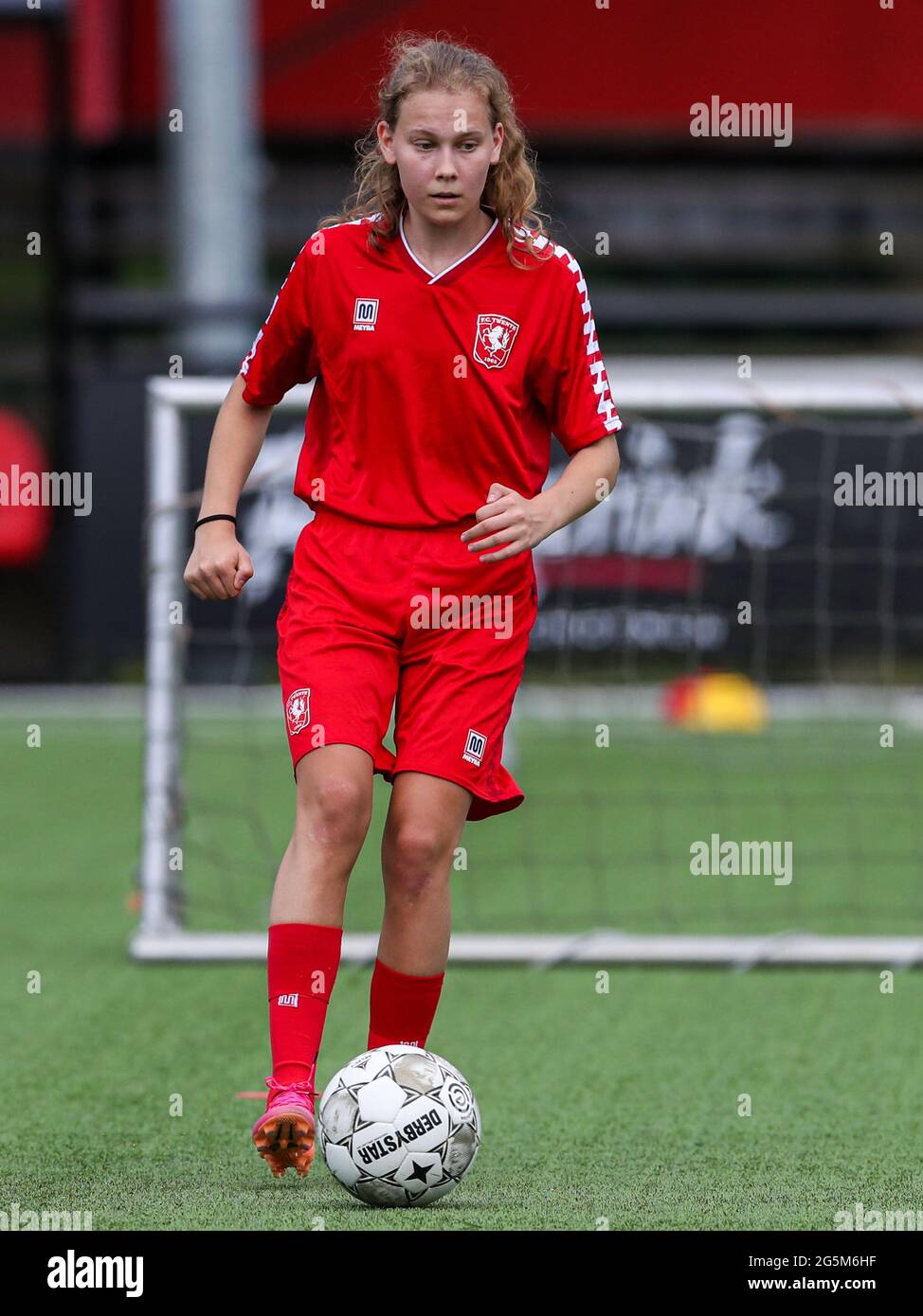 ENSCHEDE, PAESI BASSI - GIUGNO 28: Jarne Teulings del FC Twente durante una sessione di formazione del FC Twente Women presso lo Sportcampus Diekman il 28 giugno 2021 a Enschede, Paesi Bassi. (Foto di Marcel ter Bals/Orange Pictures) Foto Stock