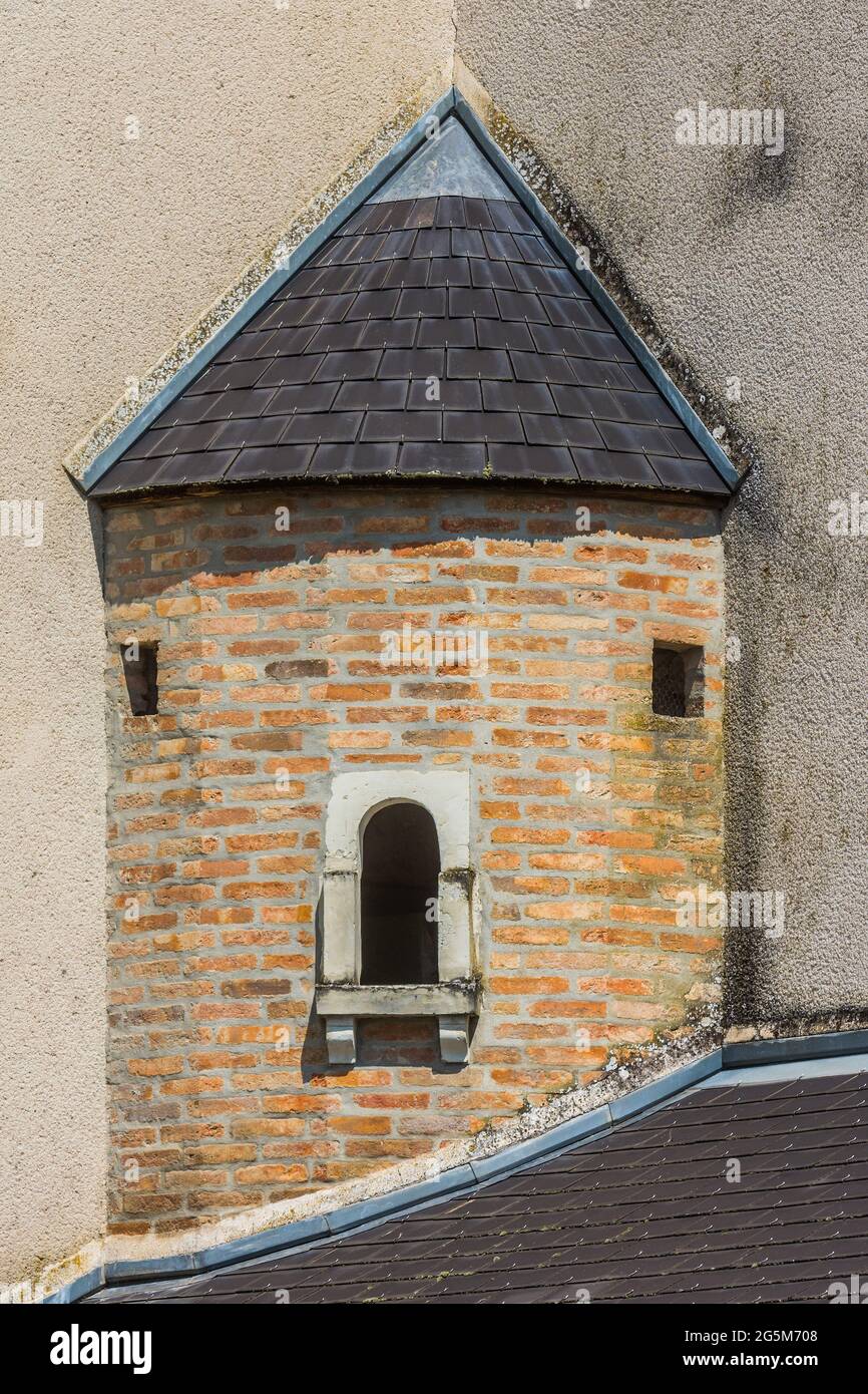 Angolo particolare dell'edificio che assomiglia ad una faccia - Mezieres-en-Brenne, Indre (36), Francia. Foto Stock