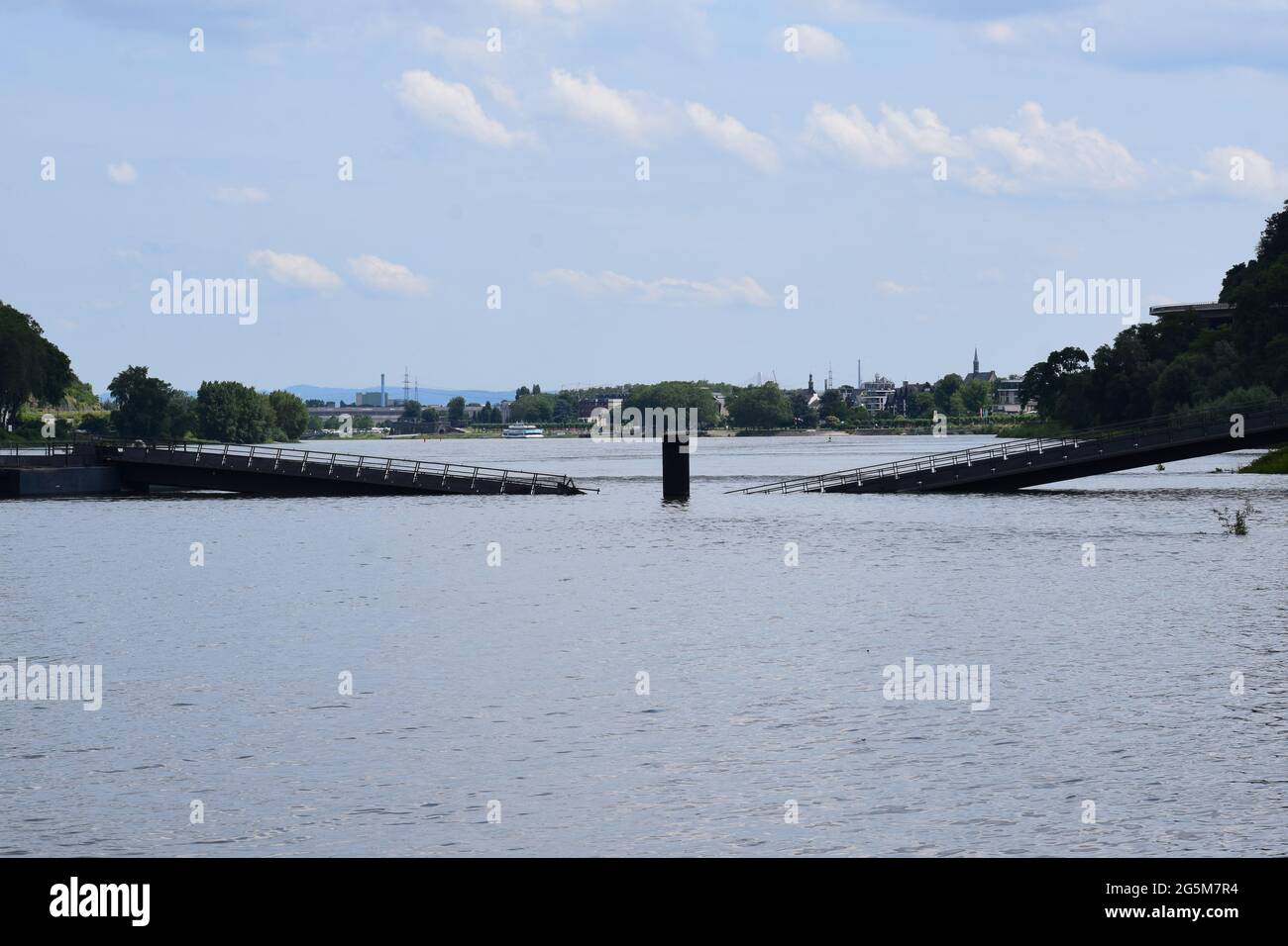 Il 28 giugno 2021 è crollato il ponte verso il geysir su Namedyer Werth Foto Stock