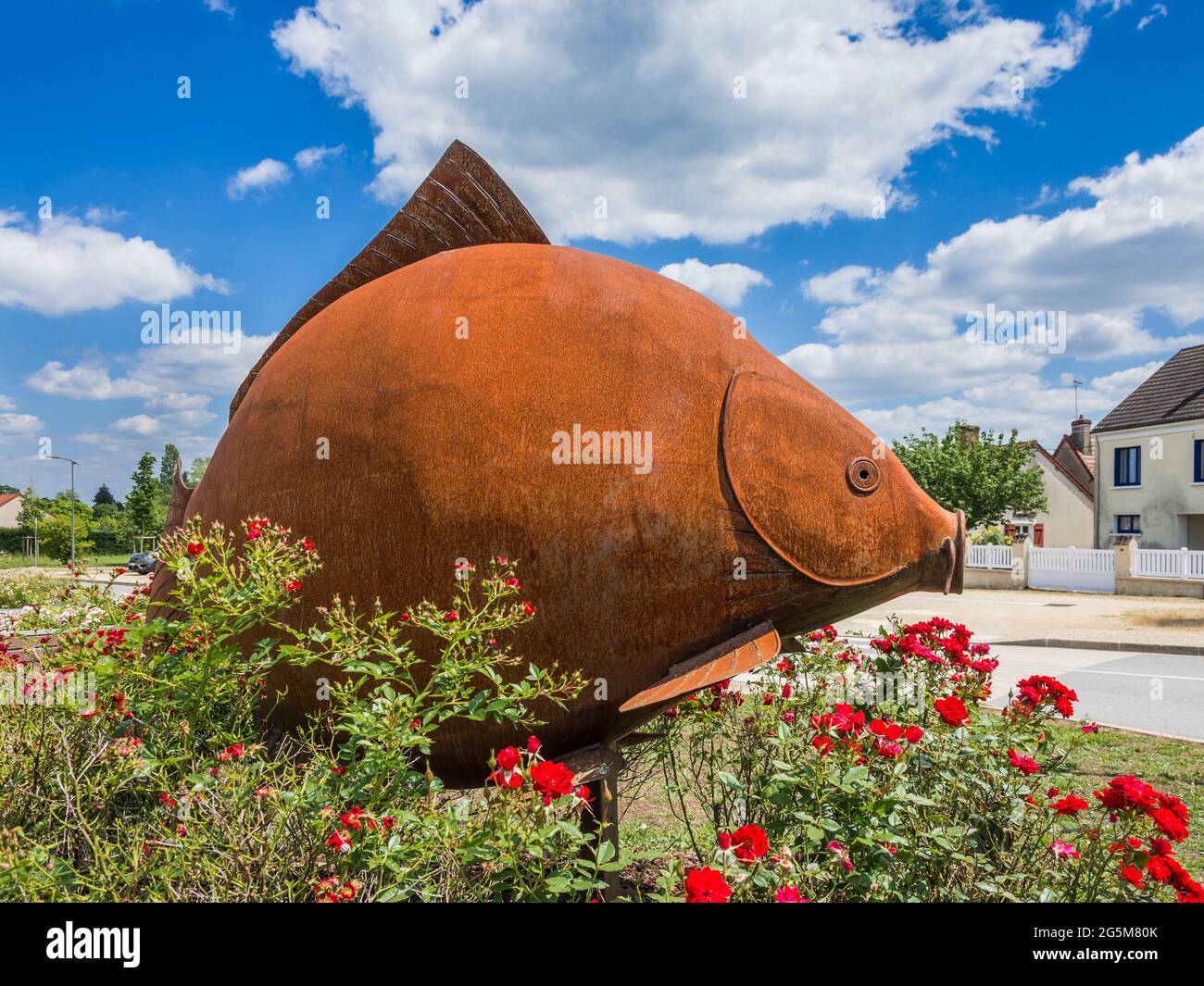 Scultura in metallo carpa (dell'artista CX) nel centro di Michel-en-Brenne, Indre (36), Francia. Foto Stock