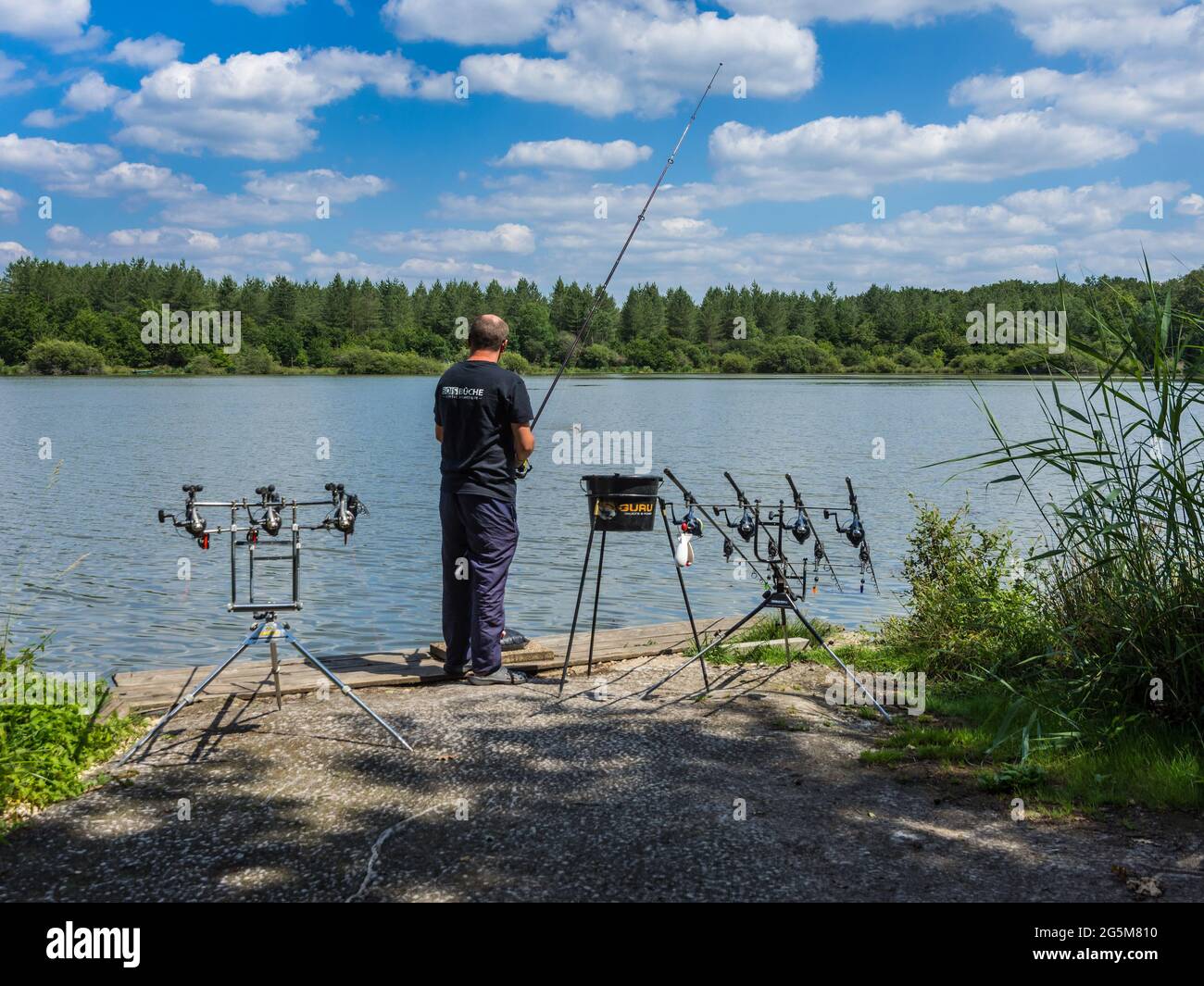Pesca di carpe e/o trote sul lago nella Brenne, Indre (36), Francia. Foto Stock