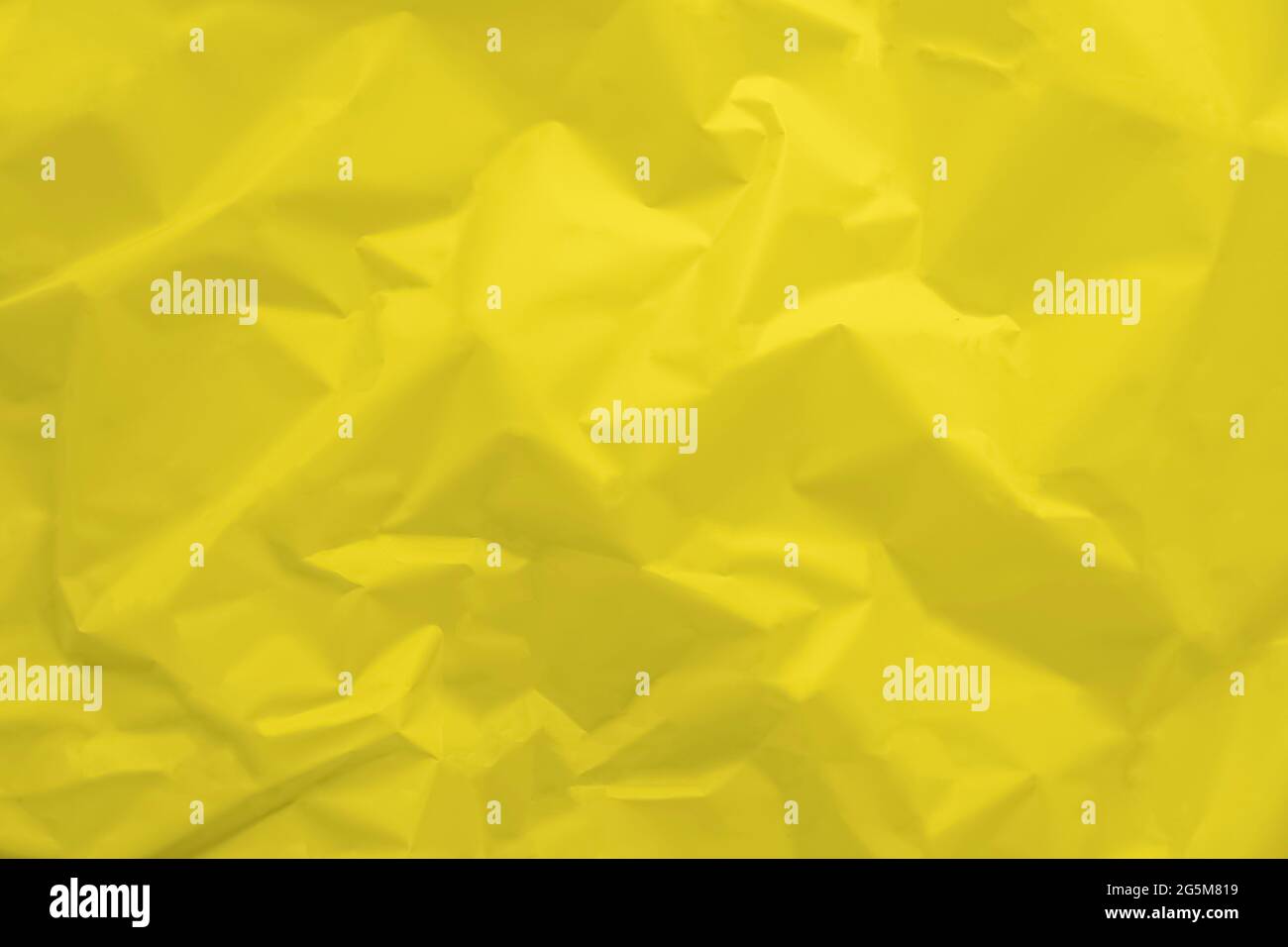 Sfondo di carta giallo piegato. La grana della carta arricciata è di colore giallo intenso. Foto di alta qualità Foto Stock