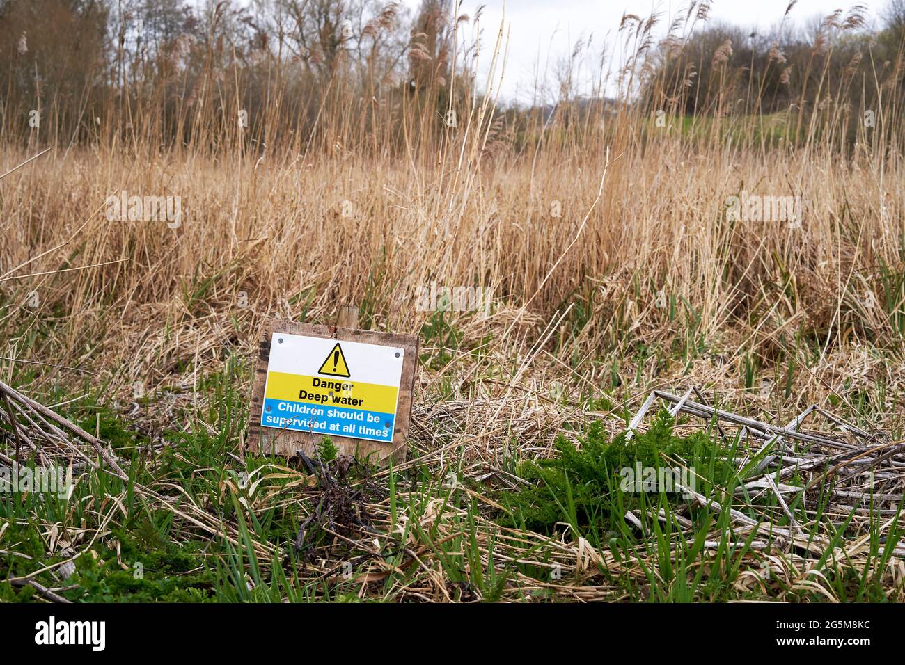 Pericolo acqua profonda segno sul bordo dei letti di lamella Foto Stock