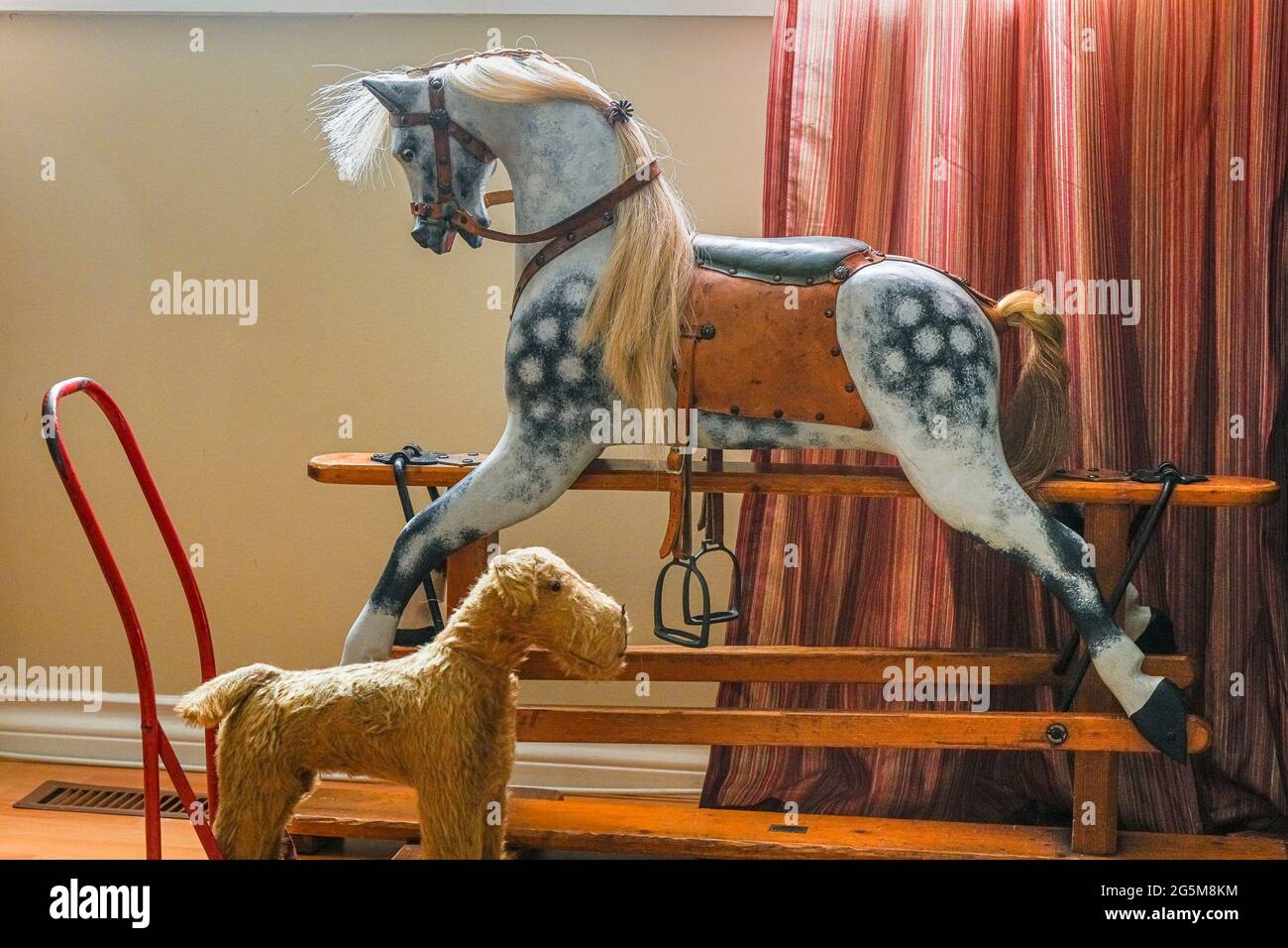 Vintage, anticato, BCL Rambler, Cavallo dondolo e cane da spinta. Foto Stock