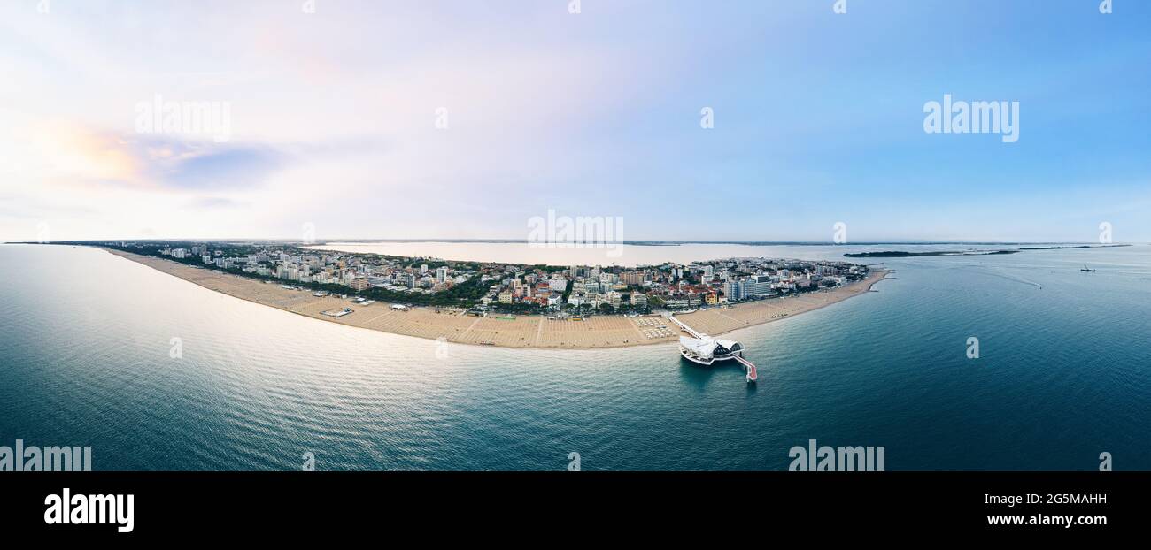 Lignano Sabbiadoro sulla costa adriatica in Italia, in Europa durante l'estate. Famosa località turistica e spiaggia del Friuli Venezia Giulia. Foto Stock