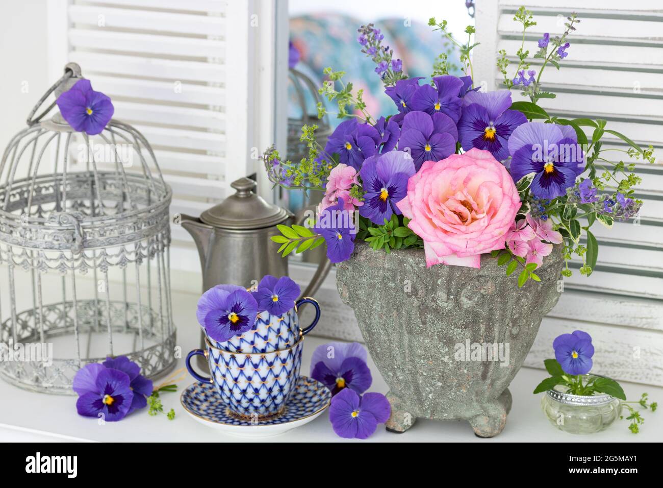 decorazione d'epoca con bouquet di fiori di rosa e viola Foto Stock
