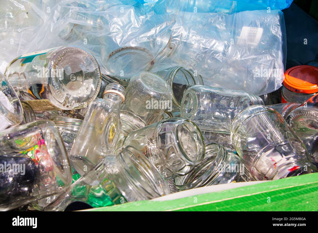 Vasetti di vetro raccolti per il riciclaggio. Protezione ambientale Foto Stock