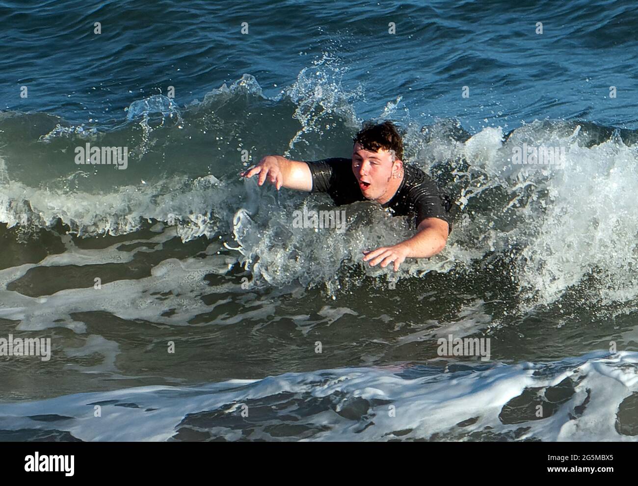 Uomo corpo surf in un resort sulla spiaggia Foto Stock
