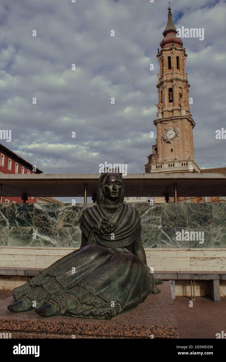 Statua di una giovane donna in piazza Pilar a Saragozza Foto Stock