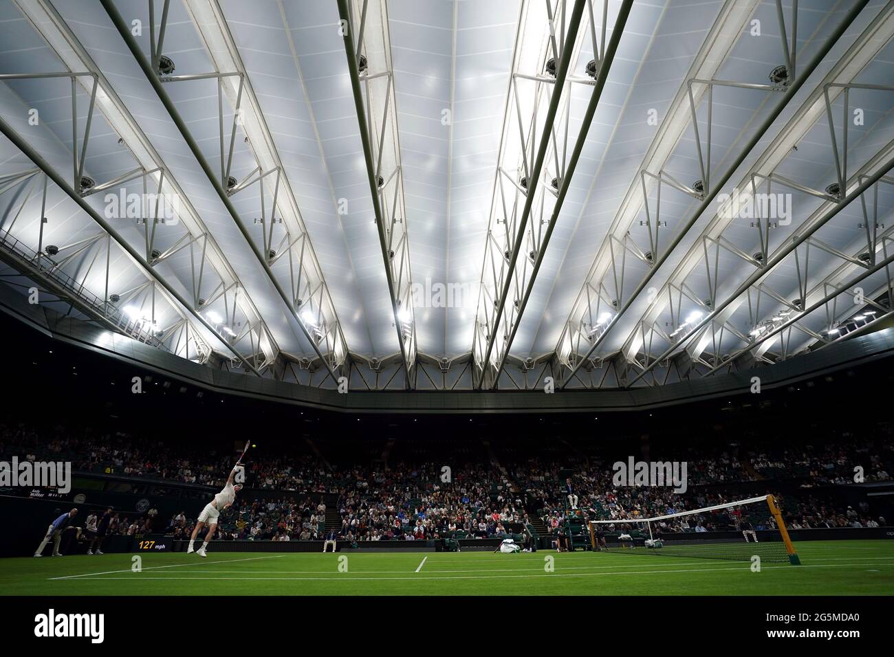 Andy Murray in azione sotto il tetto della corte centrale contro Nikoloz Basilashvili il giorno uno di Wimbledon all'All England Lawn Tennis and Croquet Club, Wimbledon. Data immagine: Lunedì 28 giugno 2021. Foto Stock
