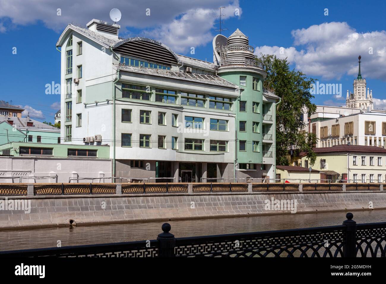 Un edificio insolito sull'argine di Mosca. Foto Stock