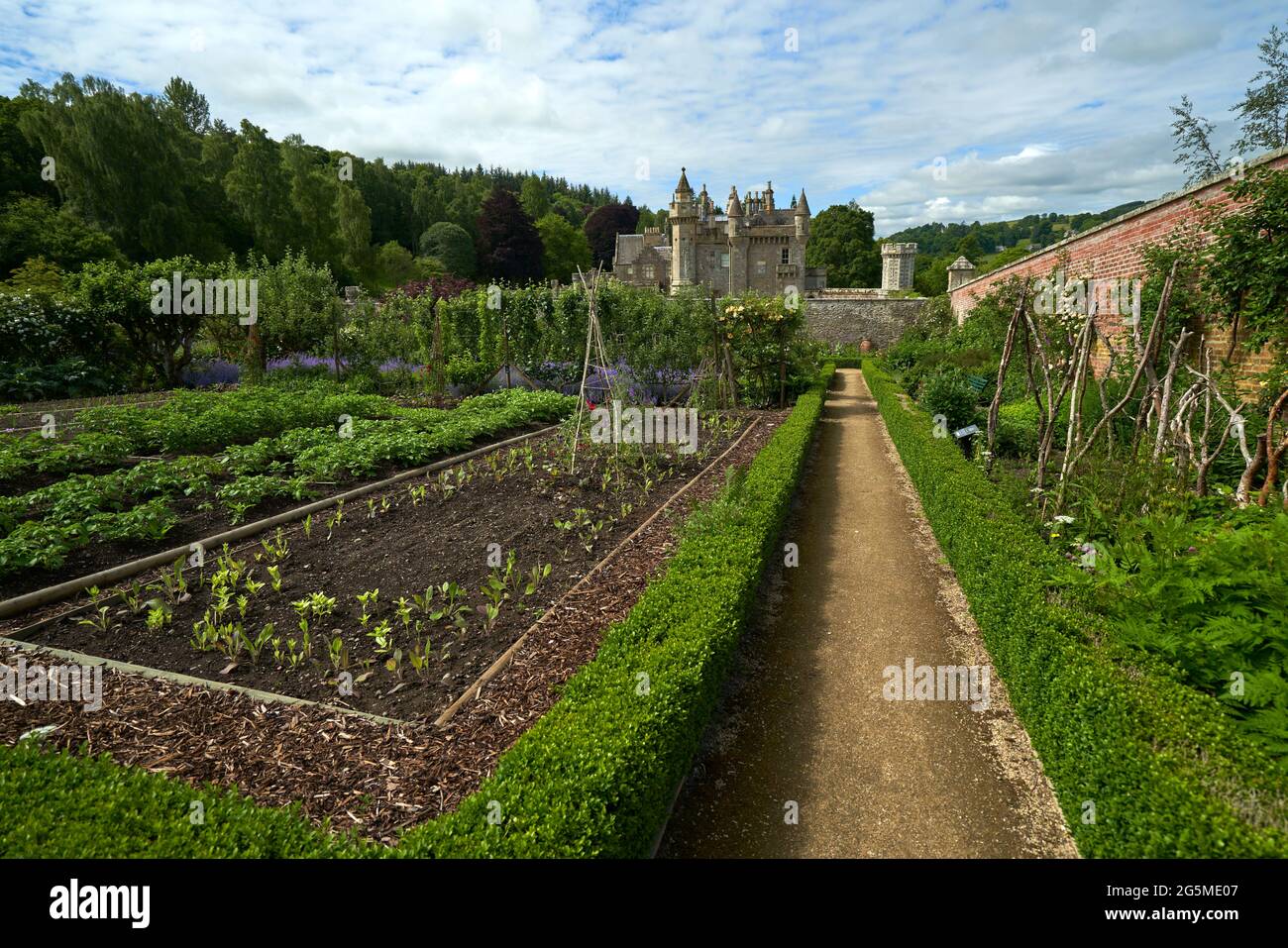 Splendidi orti nel giardino recintato di Abbotsford House, nei confini scozzesi, in una giornata di sole estati. Foto Stock