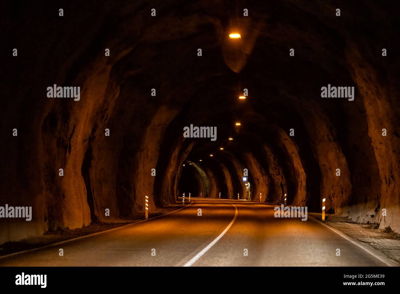 Almannaskard o Almannaskardsgong tunnel all'interno vista oscura vicino Hofn, Islanda sud-est con luci percorso illuminato in passaggio tangenziale autostrada Foto Stock Almannaskard o Almannaskardsgong tunnel all'interno vista oscura vicino Hofn, Islanda sud-est con luci percorso illuminato in passaggio tangenziale autostrada Foto Stock