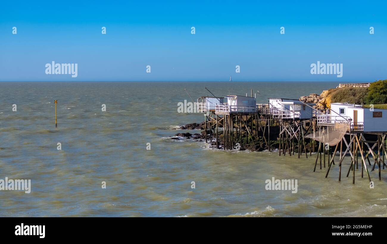 Royan in Francia, tipiche capanne su palafitte sulla costa Foto Stock