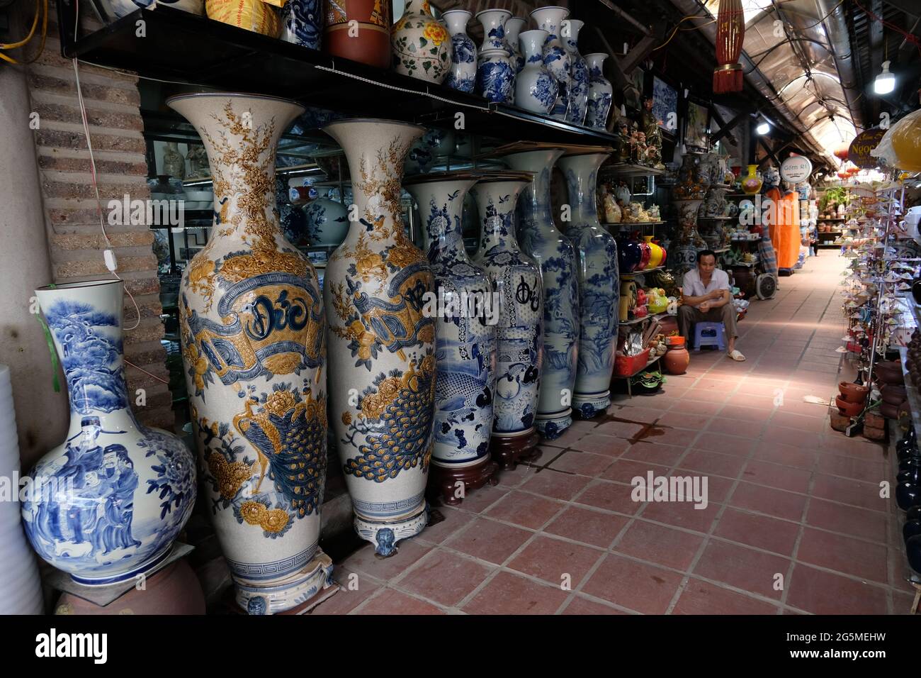 Tradizionale villaggio di ceramiche vietnamite Foto Stock