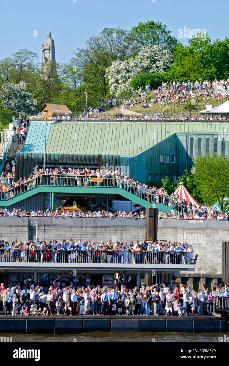 Menschenmassen an den Hamburger Landungsbrücken schauen auf die ELBE und beobachten das traditionelle Schlepperballett. Foto Stock