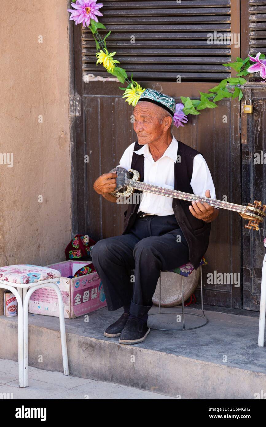 Nelle Mille Grotte di Buddha di Bezeklik, un Uyghur suona il Rawap Foto Stock