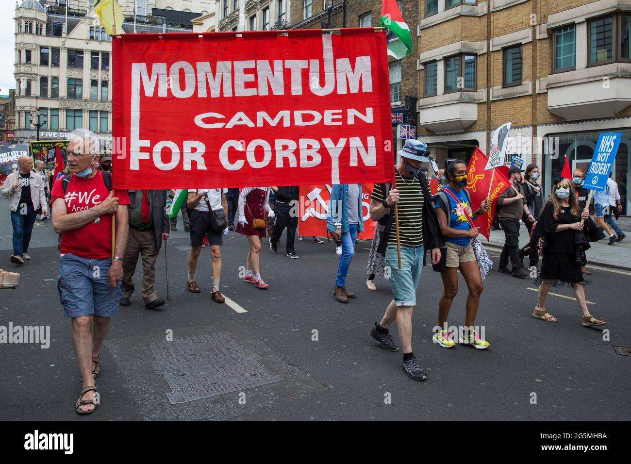 Londra, Regno Unito. 26 Giugno 2021. Migliaia di persone partecipano alla manifestazione United Against the Tories dell'Assemblea popolare. Credito: Mark Kerrison/Alamy Foto Stock