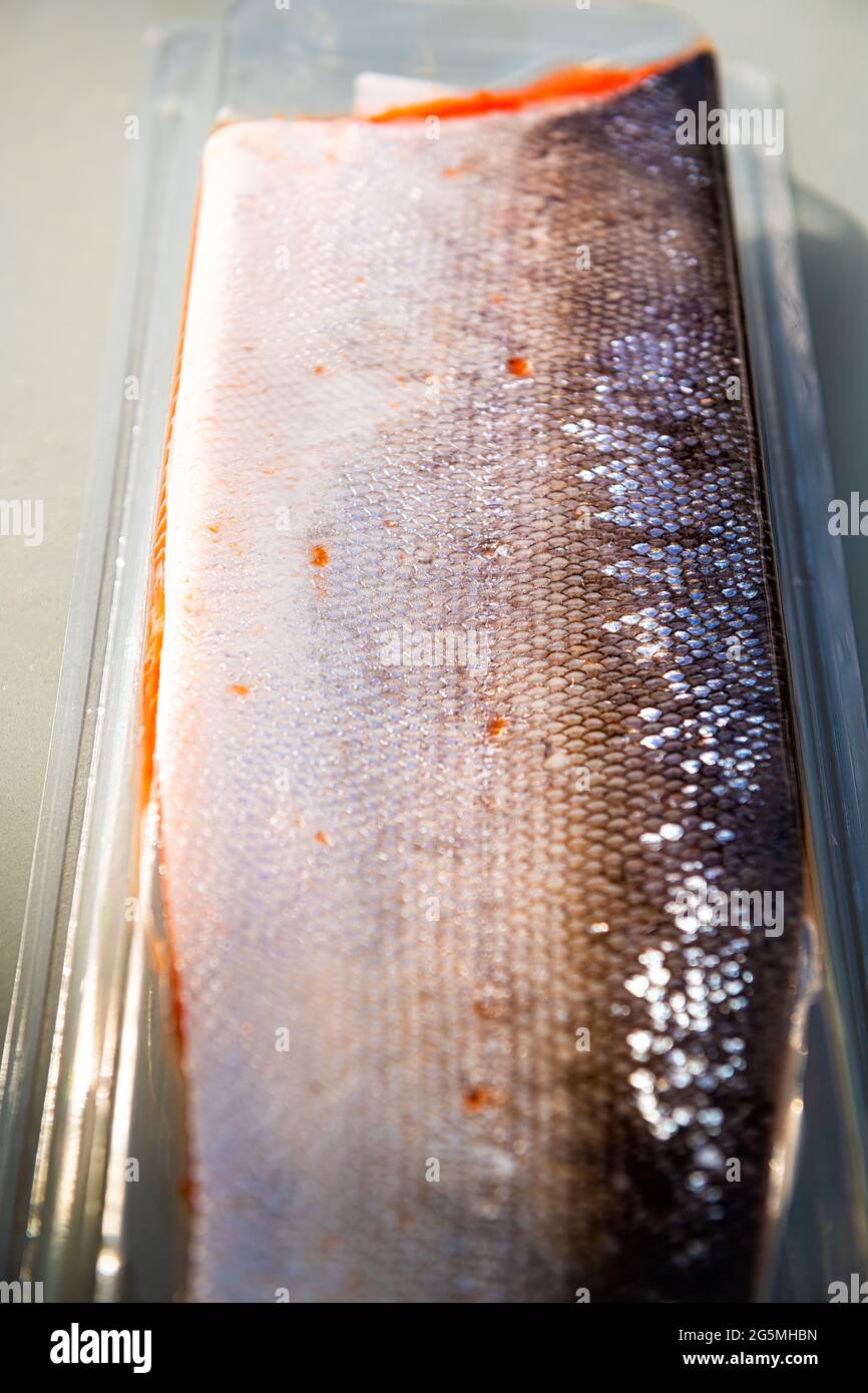 Sockeye crudi pelle di salmone confezionato pesce stoccato pesce pesce sottovuoto confezionato macro closeup mostrando la consistenza Foto Stock
