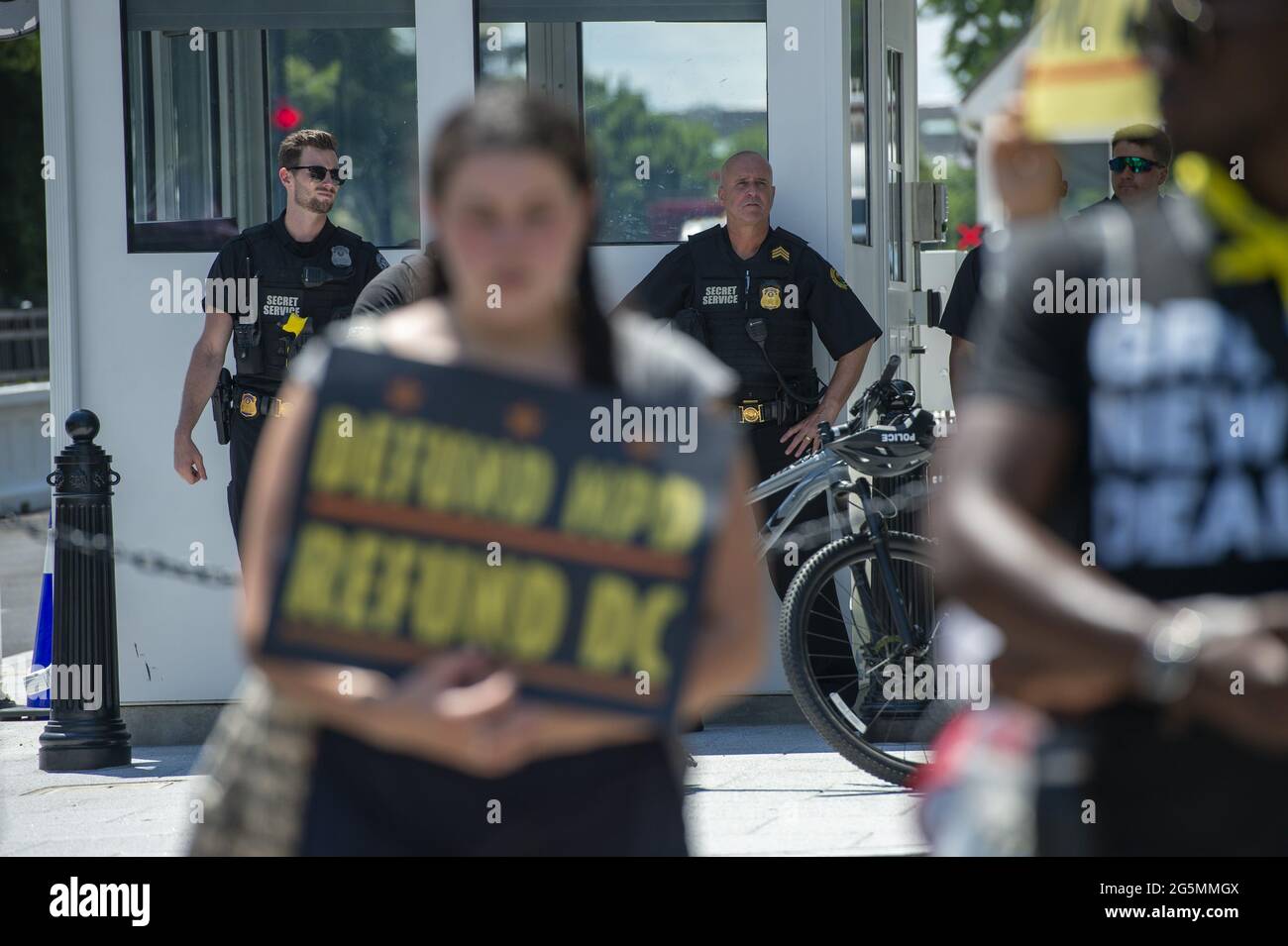 Washington, Stati Uniti. 28 Giugno 2021. Un membro di New York del Sunrise Movement, un'organizzazione che sostiene principalmente l'azione politica sui cambiamenti climatici, si trova di fronte al Metropolitan Police Department che ha in mano un cartello con la scritta 'Defund MPD, Refund DC' a Washington, DC., lunedì 28 giugno 2021. La marcia, che ha attirato membri da tutto il paese, è iniziata nel John Marshall Memorial Park e si è conclusa in Lafayette Square fuori dalla Casa Bianca, dove i membri hanno formato blocchi intorno alle entrate chiave. Credit: UPI/Alamy Live News Foto Stock