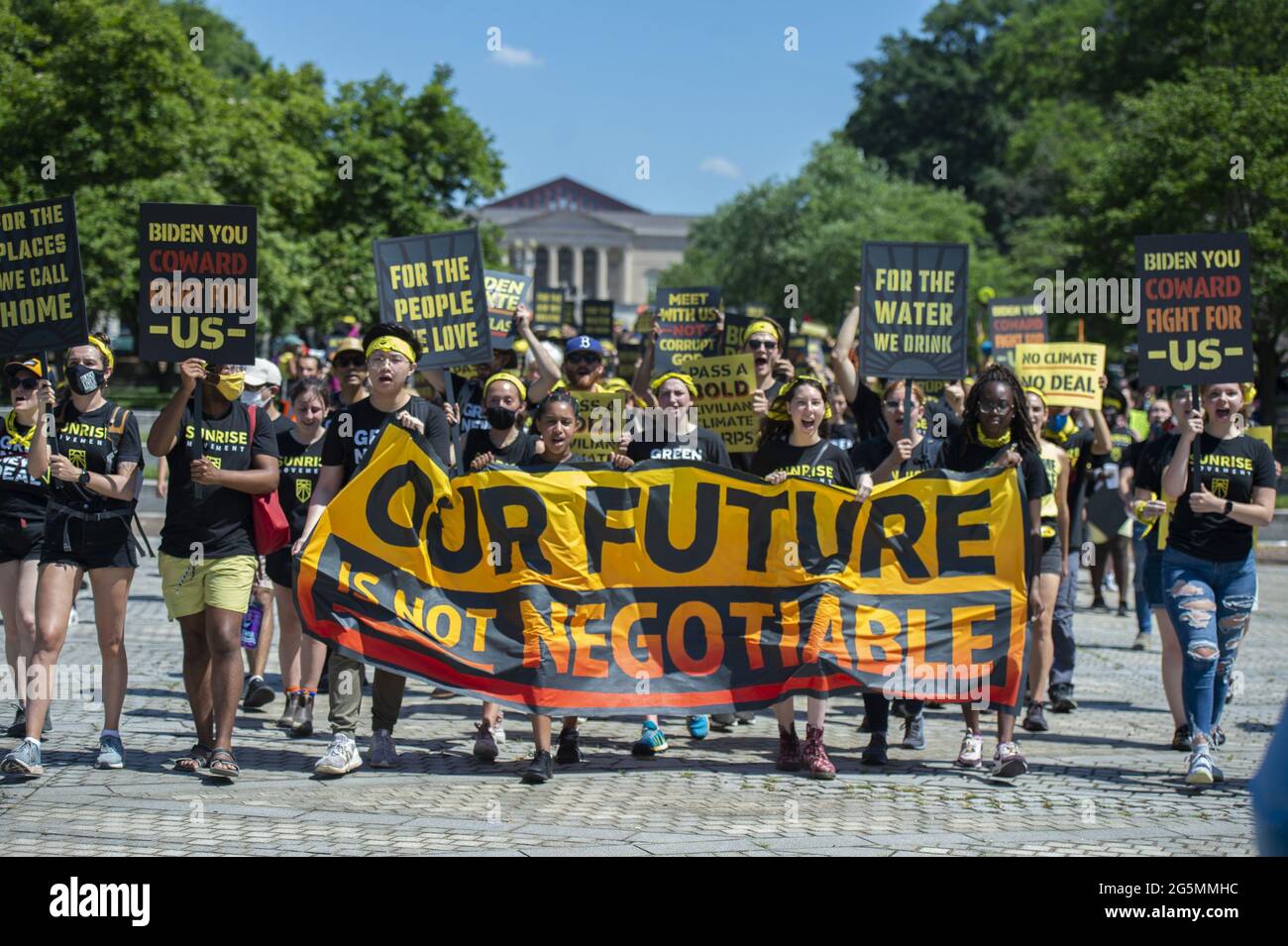 Washington, Stati Uniti. 28 Giugno 2021. Lunedì 28 giugno 2021, i membri del movimento Sunrise si sono riuniti da tutto il paese per sostenere un’azione politica sul cambiamento climatico a Washington, DC. La marcia è iniziata nel John Marshall Memorial Park e si è conclusa in Lafayette Square fuori dalla Casa Bianca, dove i membri del congresso, come Cori Bush, D-Mo, Rep. Jamaal Bowman, D-NY, E il Rep. Alexandria Ocasio-Cortez, D-NY, ha parlato con il gruppo. Foto di Bonnie Cash/UPI Credit: UPI/Alamy Live News Foto Stock