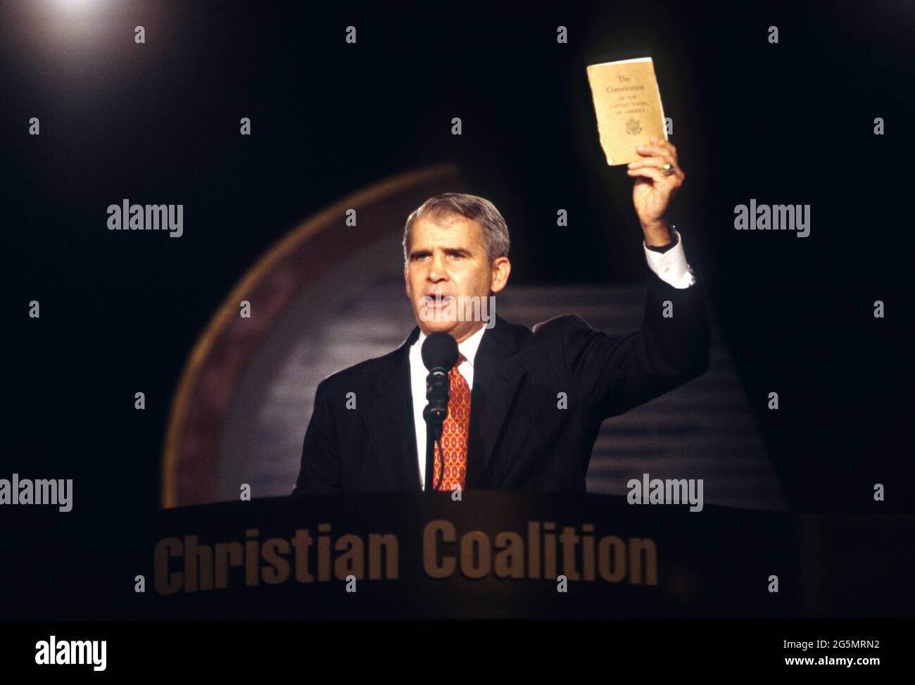 Washington, DC, Stati Uniti. 18 settembre 1998. L'ex Coll. Marino Oliver North detiene una copia della Costituzione degli Stati Uniti durante il suo discorso alla annuale Christian Coalition Convention 18 settembre 1998 a Washington, D.C. Foto Stock