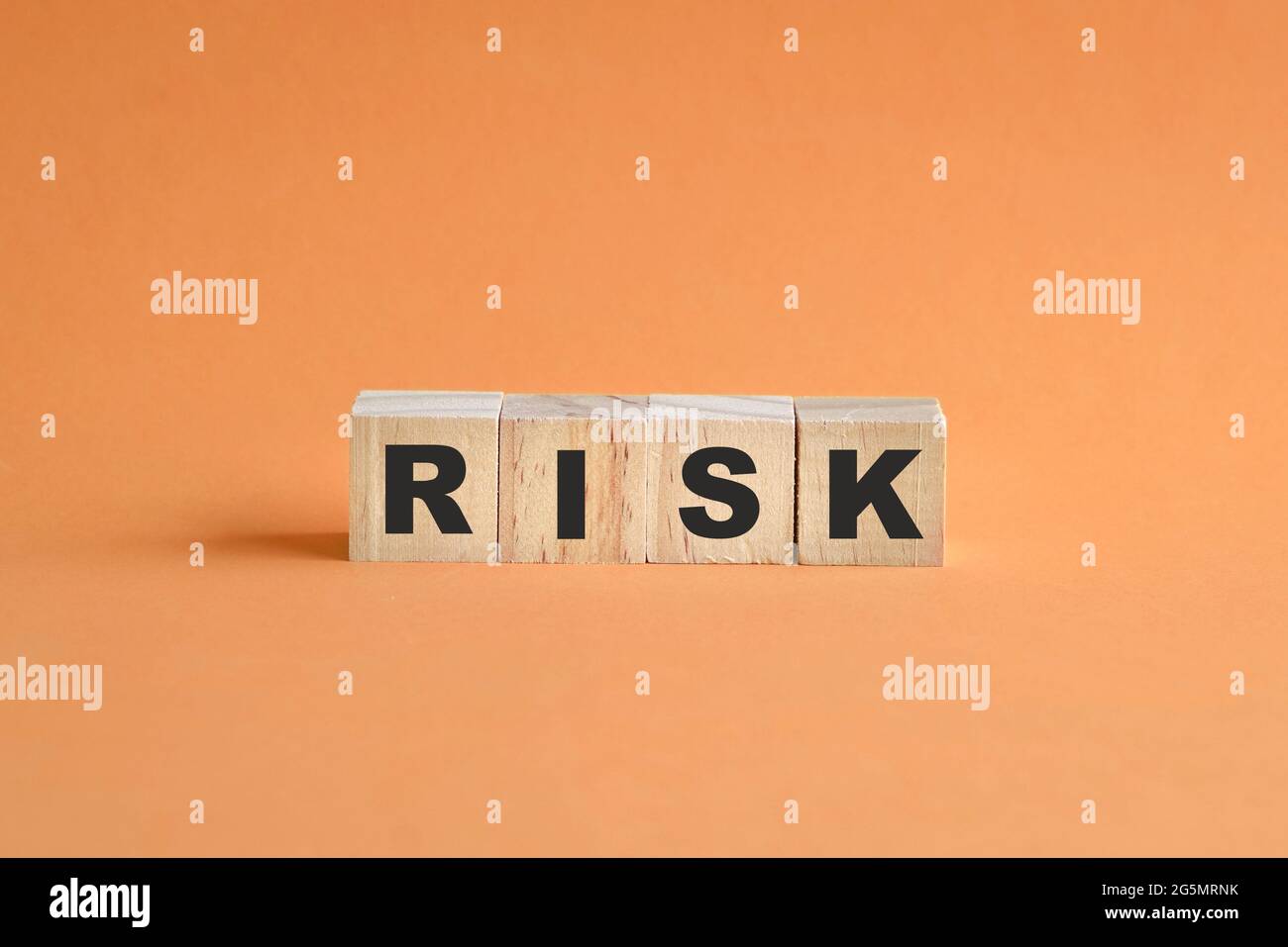 Parola di rischio su cubi di legno disposti su una fila. Concetti aziendali e finanziari. Foto Stock