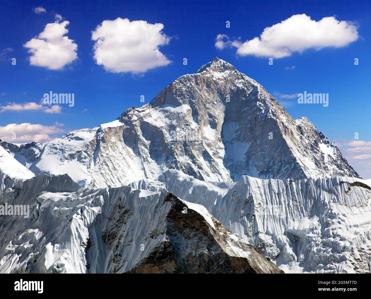 Vista del monte Makalu (8463 m) dal passo di Kongma la - strada per il campo base Everest, trekking a tre passi, zona Everest, parco nazionale Sagarmatha, valle Khumbu Foto Stock
