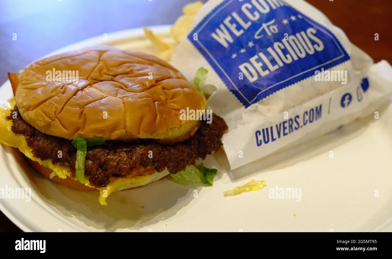 Culvers Cheeseburger e Fries Foto Stock