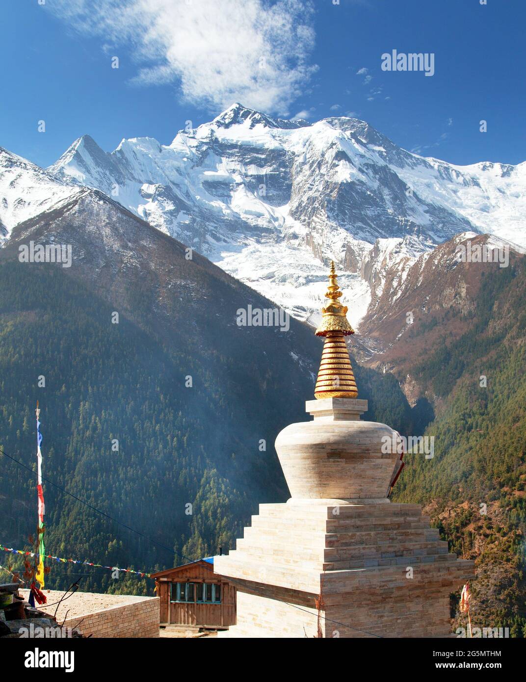 Upper Pisang, vista di stupa e Annapurna 2 II, giro percorso escursionistico circuito Annapurna, Nepal Foto Stock