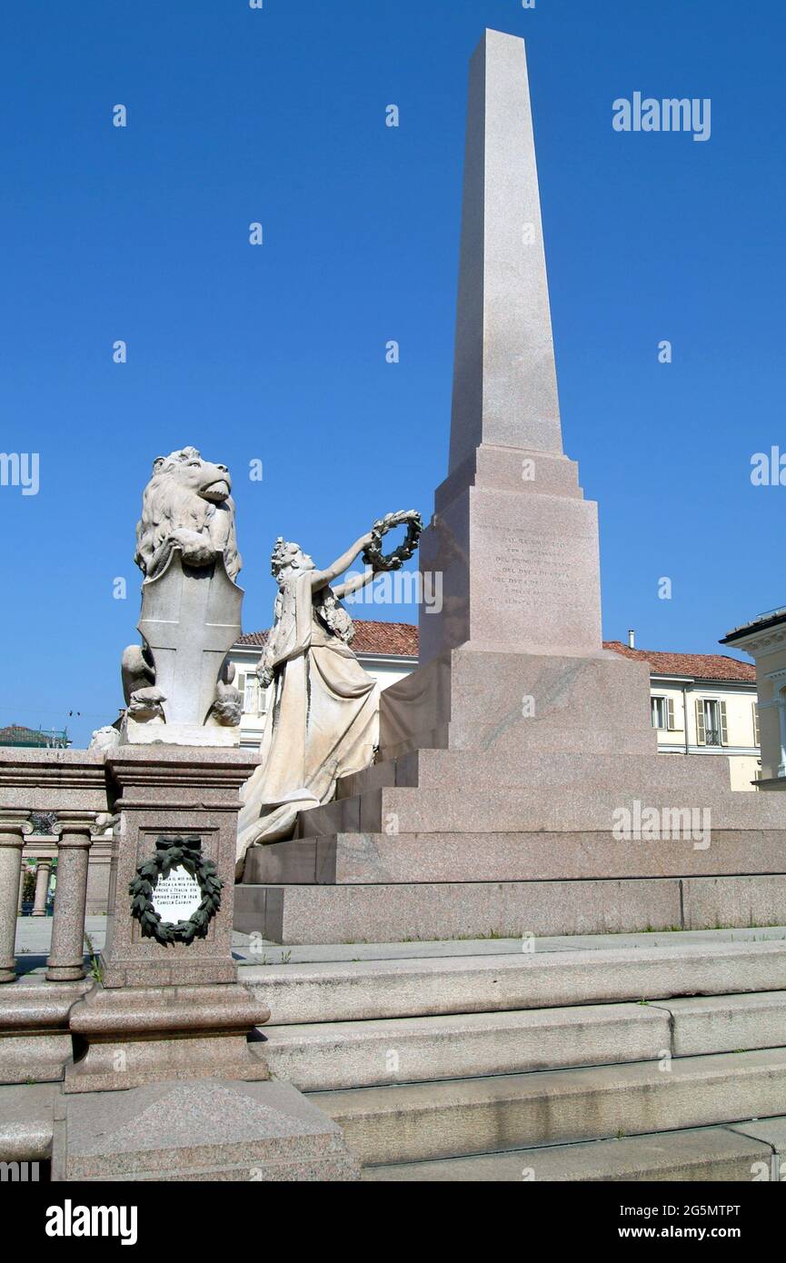Asti, Piemonte, Italia - Piazza Roma il monumento dell'unità d'Italia Foto Stock