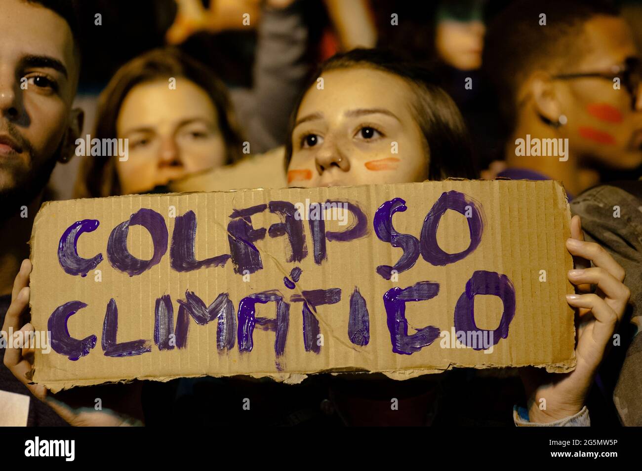 Rio de Janeiro - Agosto 23,2019: Manifestanti che tengono cartelli con slogan come "crollo climatico" protesta contro gli incendi che devastano l'Amazzonia Foto Stock