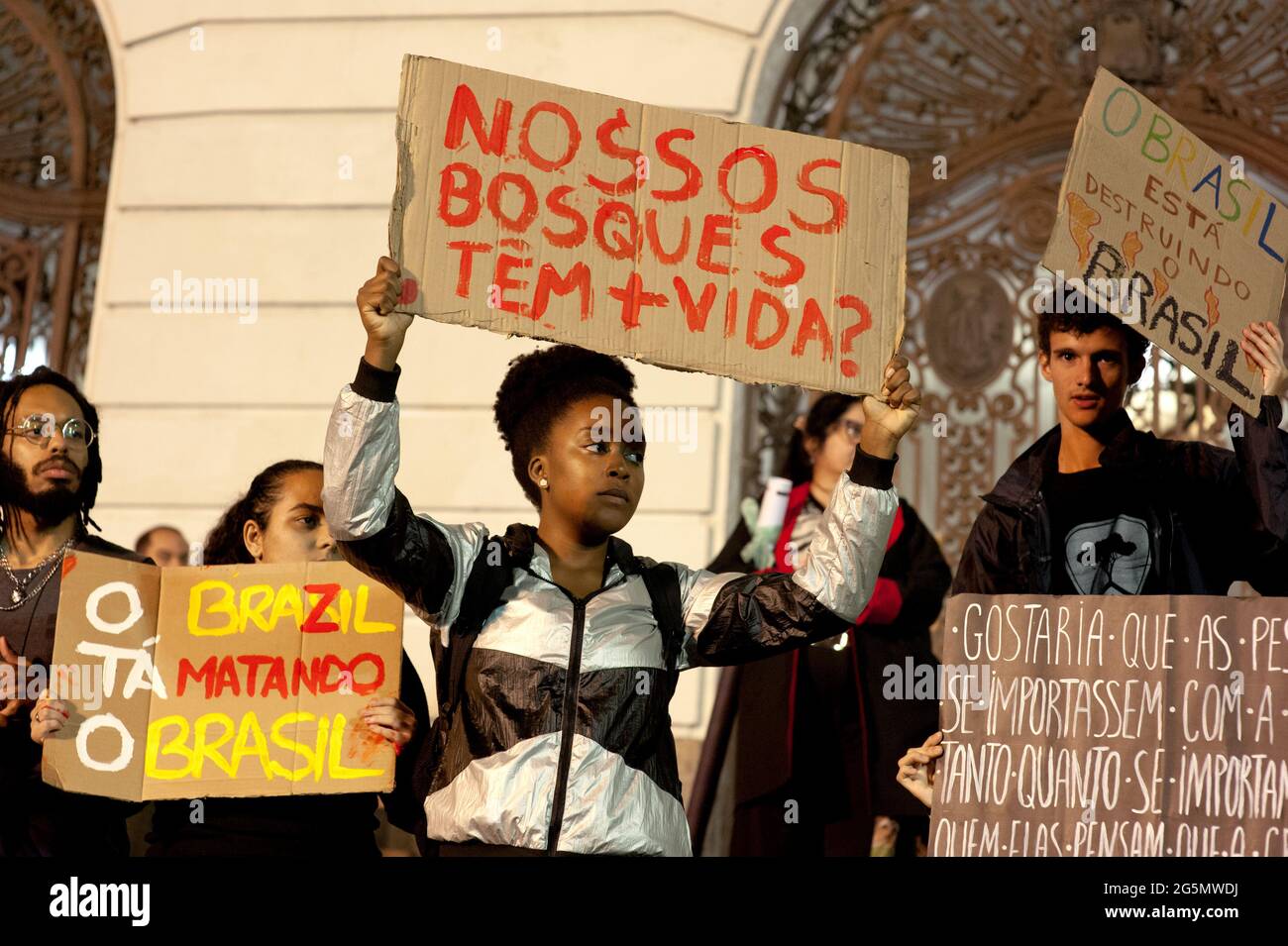 Rio de Janeiro - 23 agosto 2019: Manifestanti che tengono cartelli con slogan come "il Brasile sta uccidendo il Brasile" protestano contro gli incendi amazzonici. Foto Stock