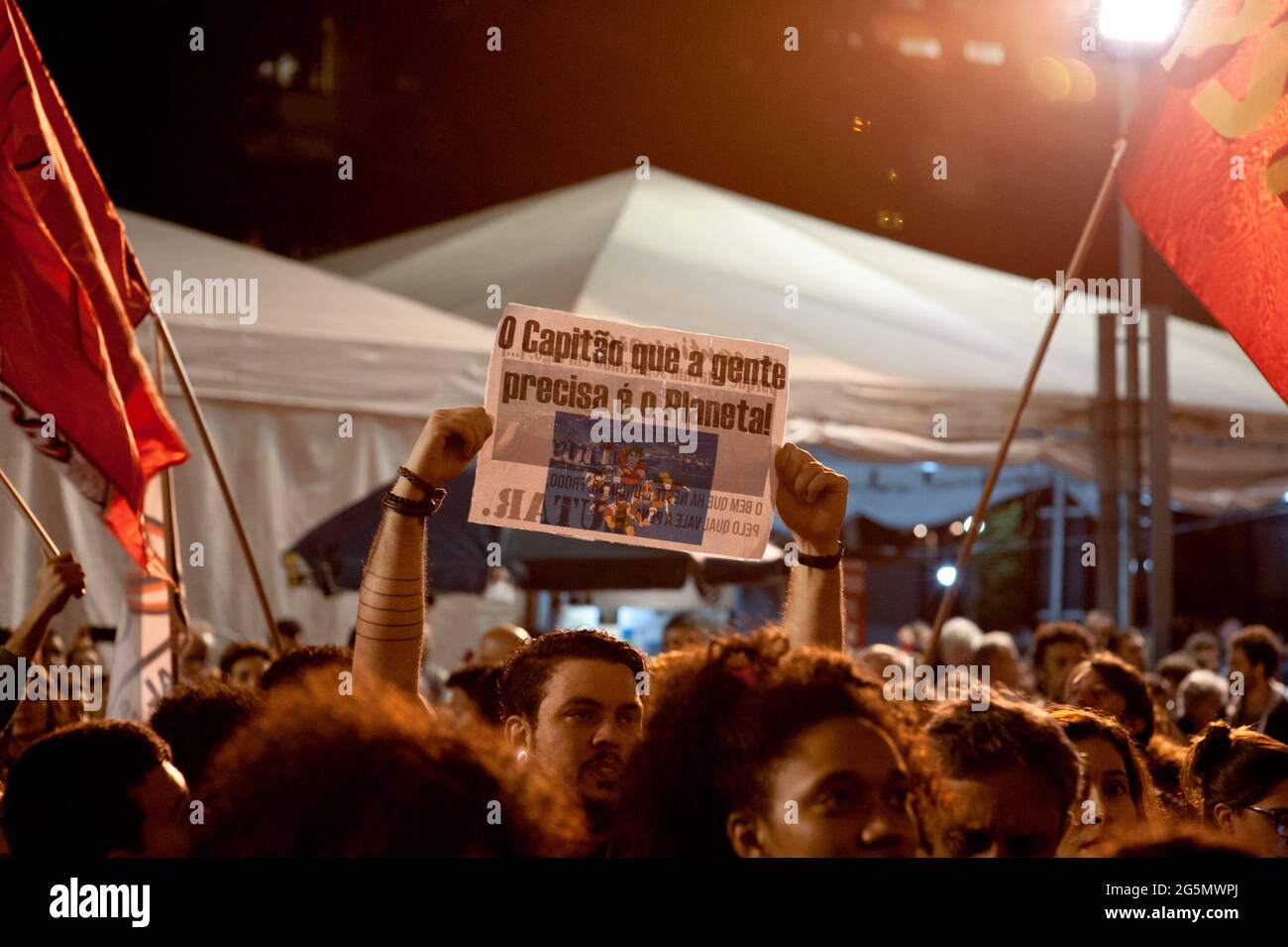 Rio de Janeiro - 23,2019 agosto: UN uomo ha un segno: "Il capitano di cui abbiamo bisogno è il pianeta" durante una protesta contro la risposta degli incendi amazzonici di Jair Bolsonaro Foto Stock