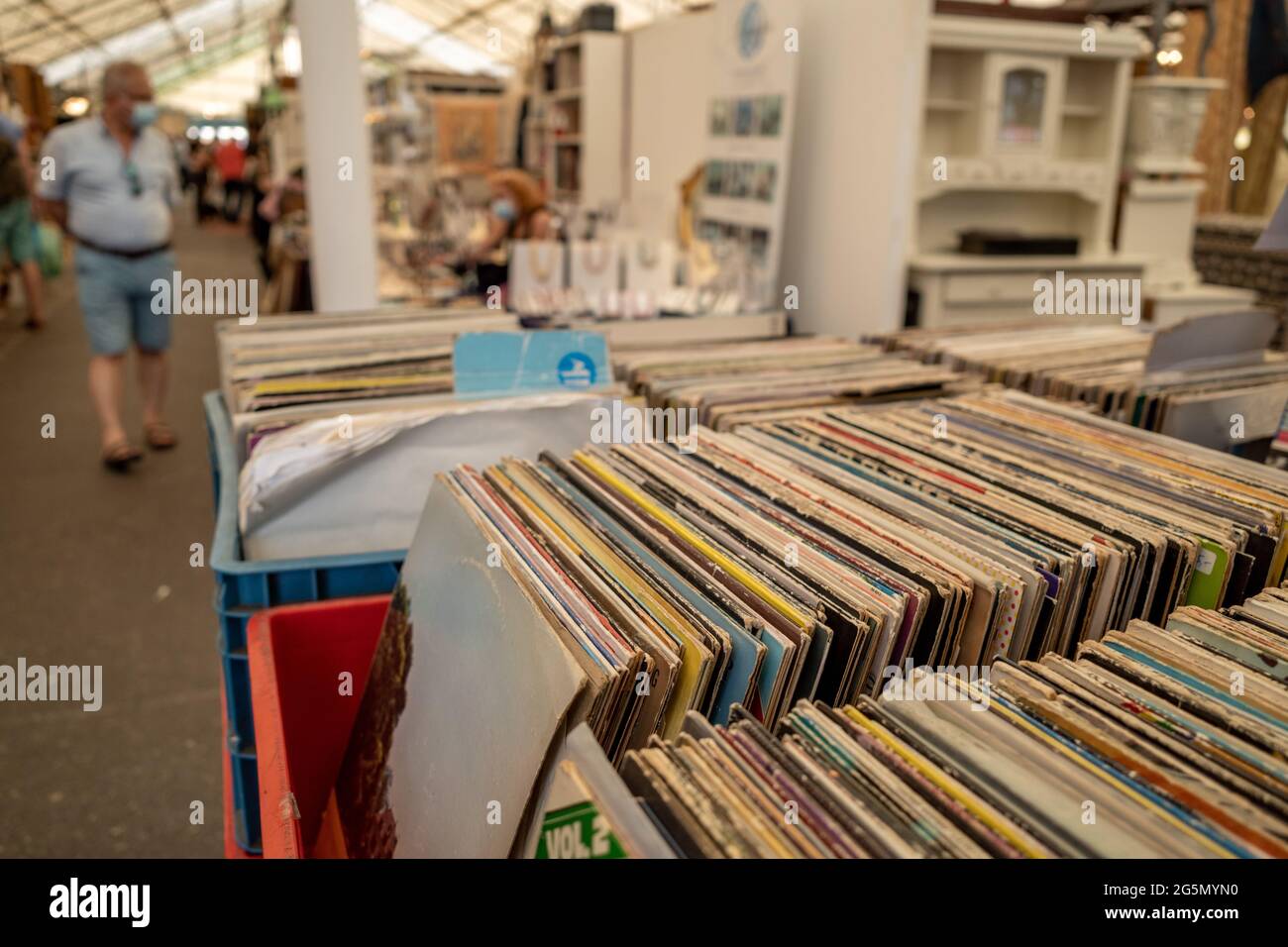 Messa a fuoco selettiva su dischi fonografi di seconda mano selezionati nella scatola di carta allo stand nel mercato delle pulci a Düsseldorf, Germania. Foto Stock