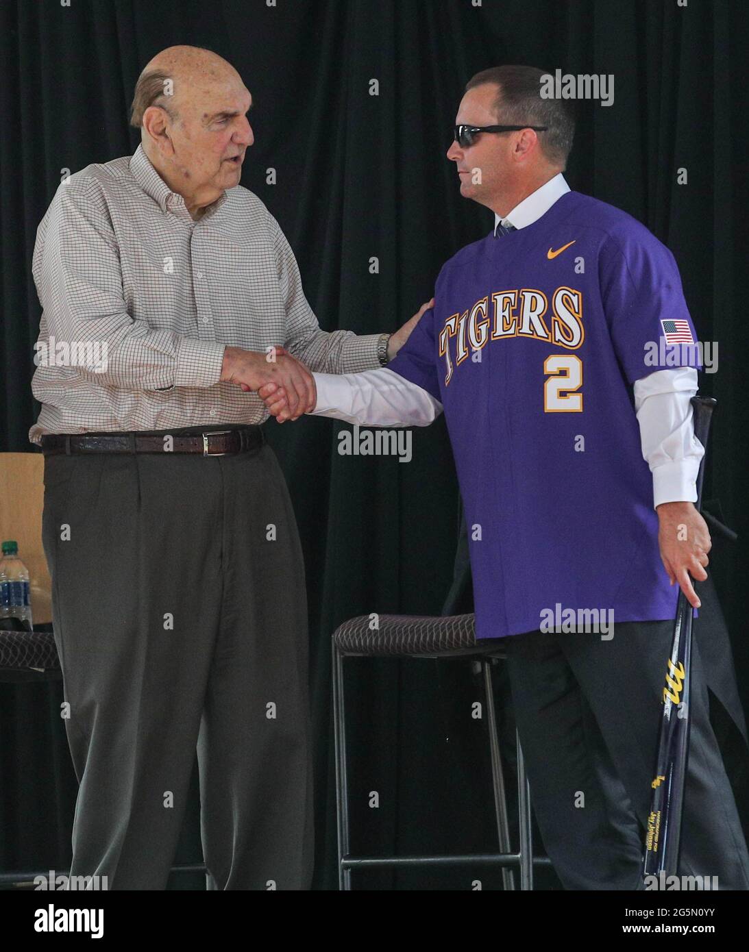 Baton Rouge, LOUISIANA, Stati Uniti. 28 Giugno 2021. L'ex Head Coach Skip Bertman scuote la mano del nuovo Head Coach Jay Johnson mentre viene presentato come nuovo Head Baseball Coach presso la LSU all'Alex Box Stadium, Skip Bertman Field a Baton Rouge, LOUISIANA. Jonathan Mailhes/CSM/Alamy Live News Foto Stock