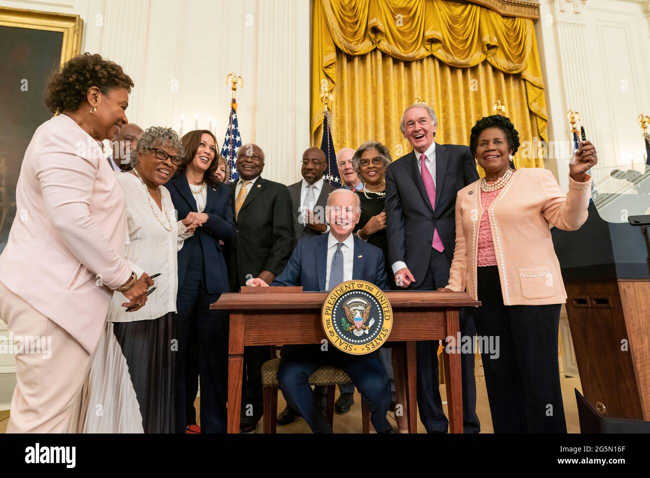 Il presidente Joe Biden, a cui ha aderito il vicepresidente Kamala Harris, legislatori e ospiti, firma il decreto del giorno dell'indipendenza nazionale del giugno 17, 2021, nella stanza orientale della Casa Bianca. (Foto ufficiale della Casa Bianca di Chandler West) Foto Stock