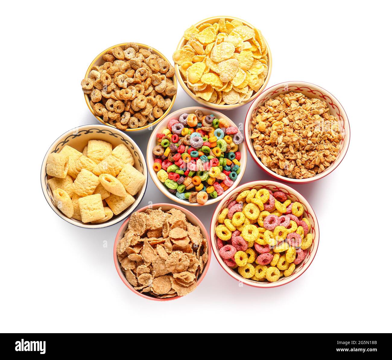Ciotole di cereali diversi su sfondo bianco Foto Stock