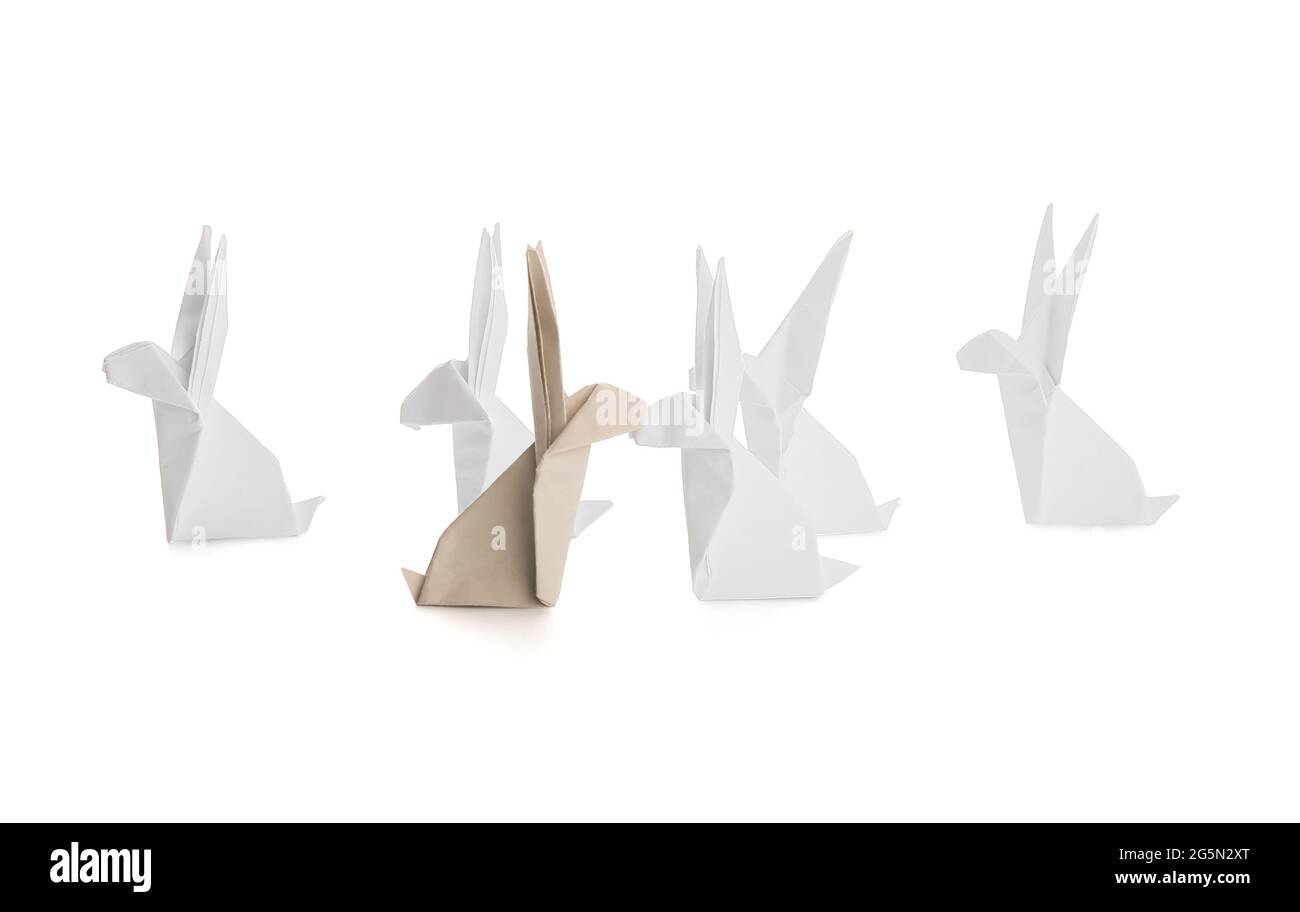 Conigli Origami su sfondo bianco. Concetto di unicità Foto Stock