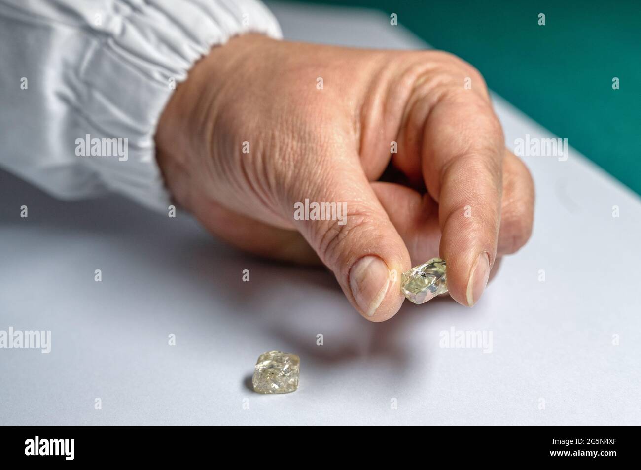 Grande diamante in mano. Diamanti grezzi naturali Foto Stock