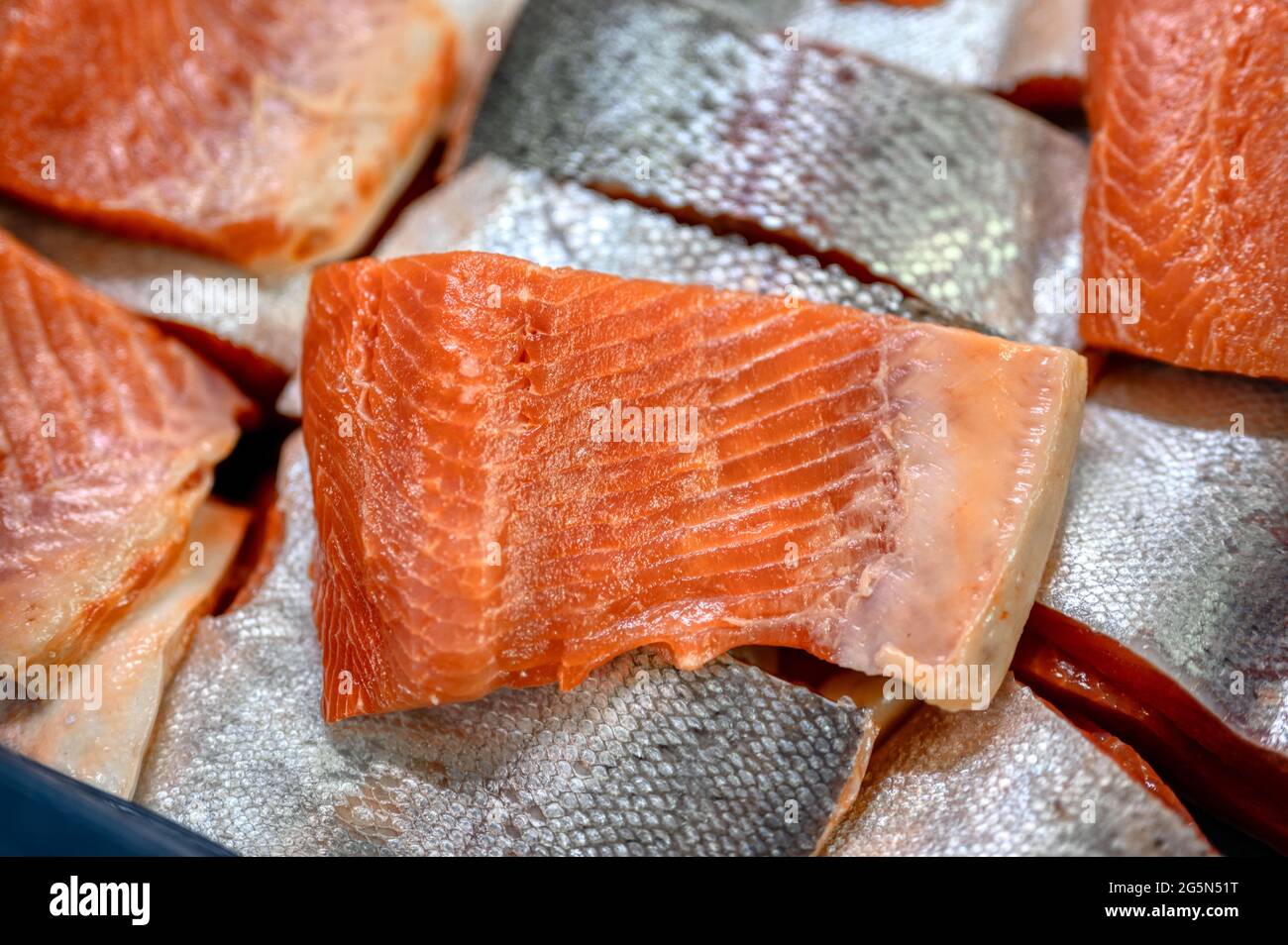 Molti pezzi di salmone e filetto di trota, primo piano foto. Foto Stock