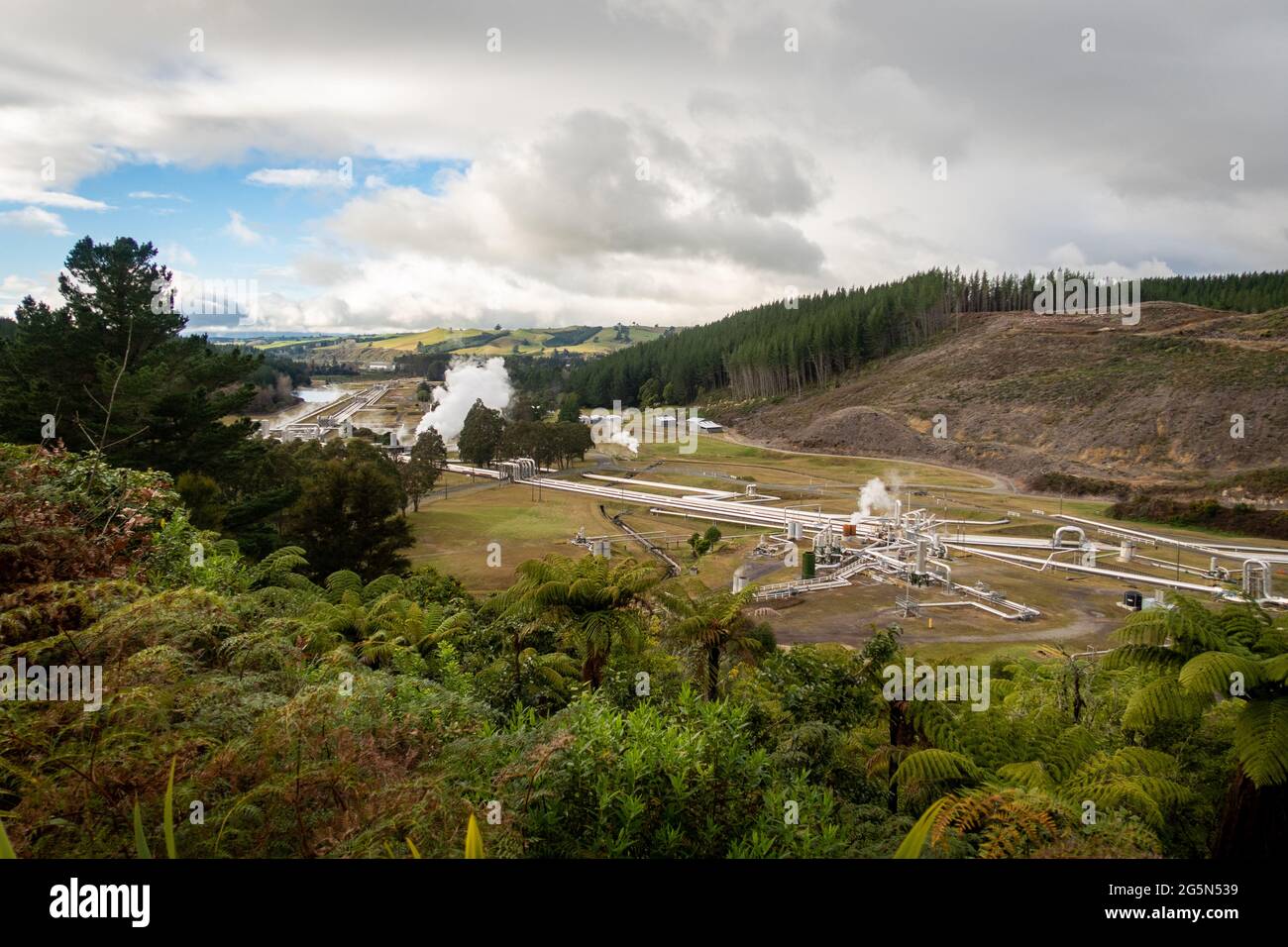 North Island, Nuova Zelanda, giugno 17 2021: Guardando verso il basso sulla centrale geotermica di Wairakei in Nuova Zelanda Foto Stock