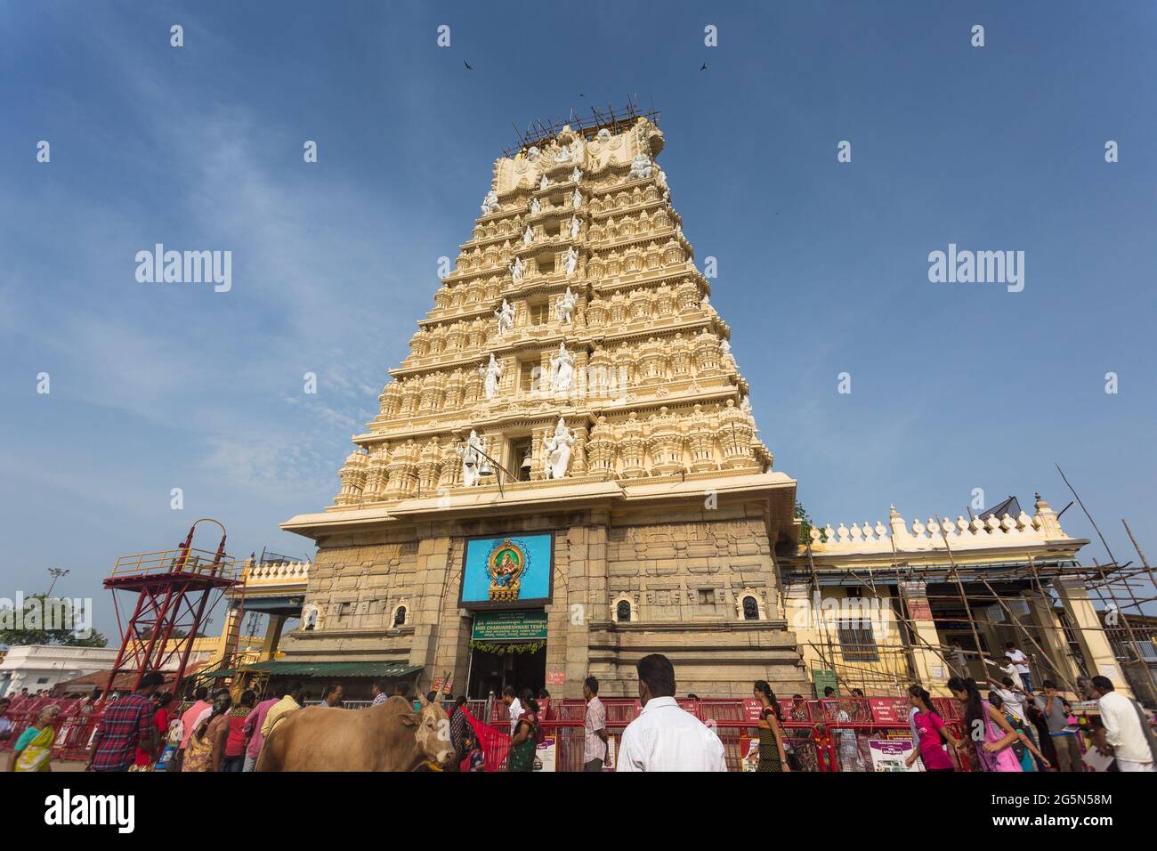 Ingresso (Gopuram) di 300 anni antico tempio della dea Chamundi a Chamundi Hill, Mysore, South Indian Style Temple Tower. Foto Stock
