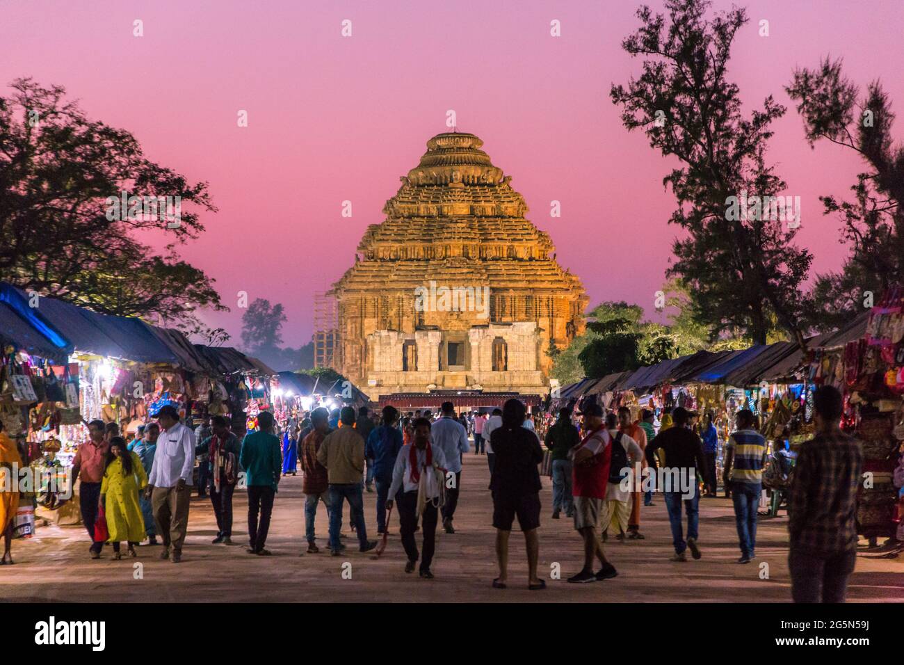 Ingresso principale di un Tempio del Sole di 800 anni, Konark, india. Il tempio è progettato come un carro costituito da 24 ruote di questo tipo. Foto Stock