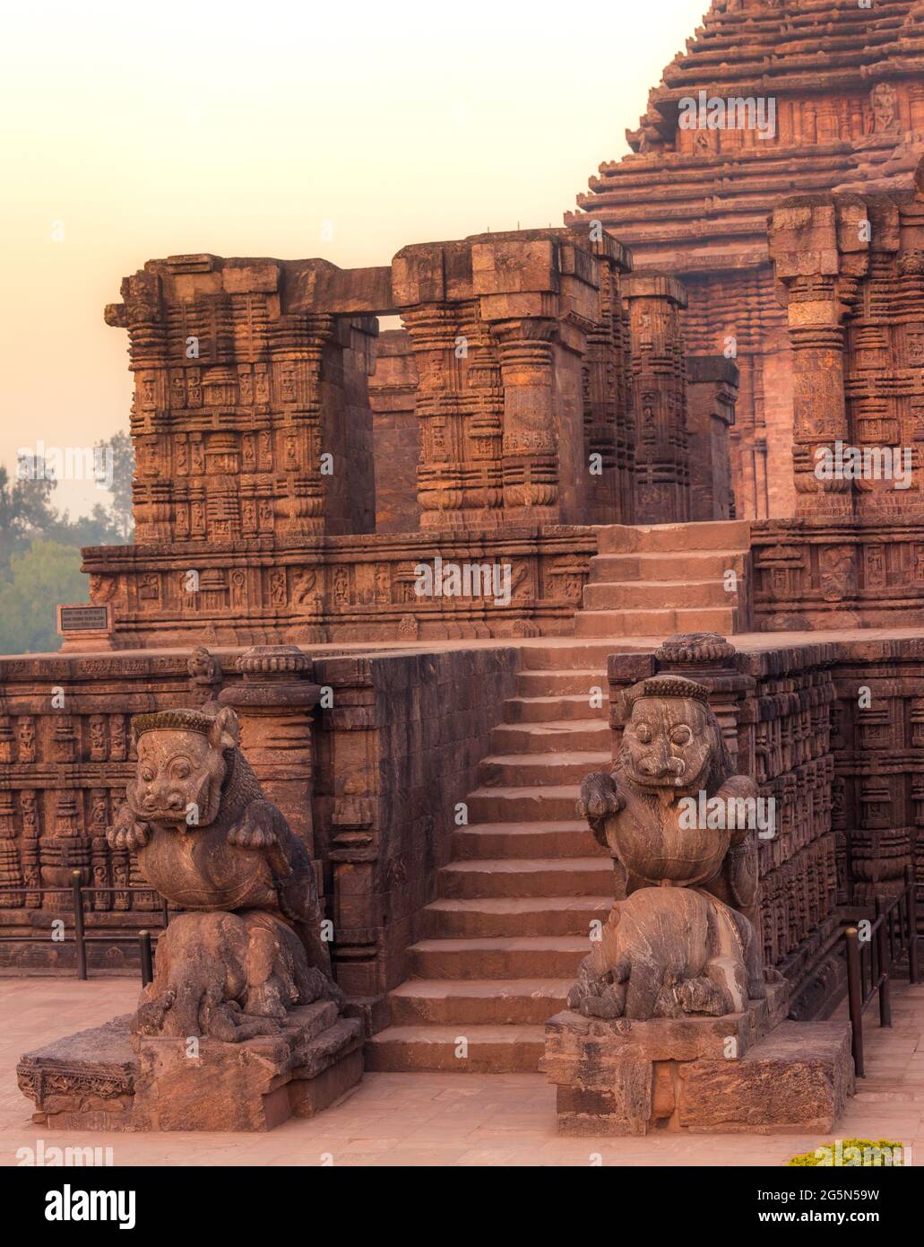 Ingresso principale del Tempio del Sole di 800 anni, Konark, India. Temple è progettato come un carro costituito da 24 ruote di questo tipo. Patrimonio dell'umanità dell'UNESCO, Odisha Foto Stock