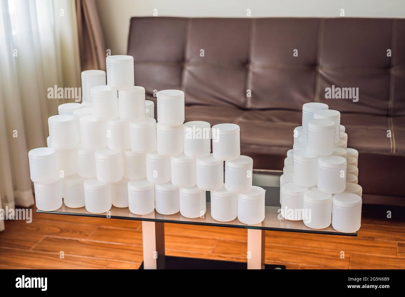 Una grande quantità di vasetti di plastica per alimenti. Consumo eccessivo di plastica. Ridurre, riutilizzare, riciclare Foto Stock