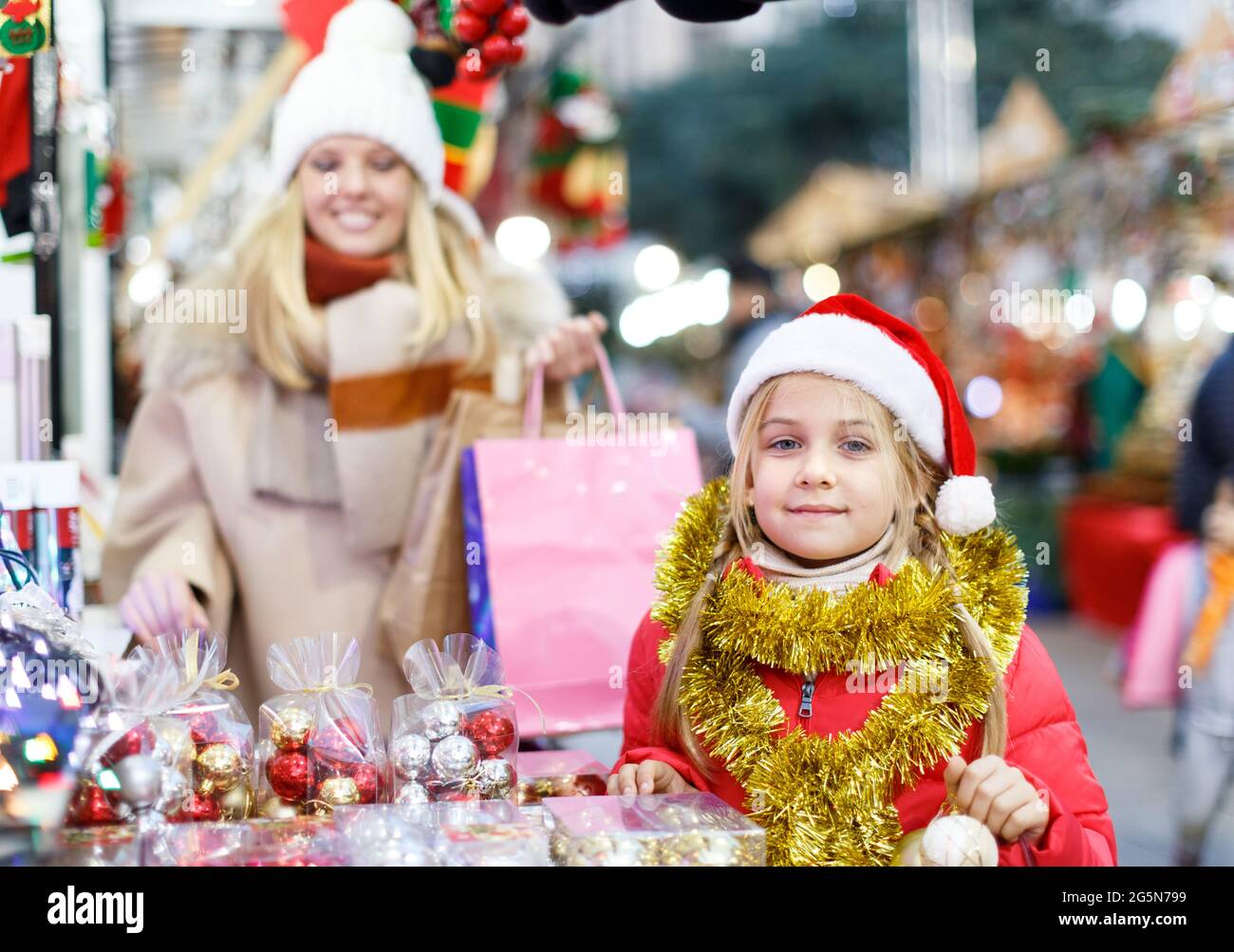 Ragazza shopping sul mercato di Natale Foto Stock