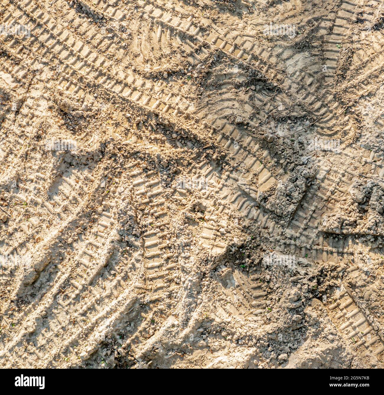 Vista aerea dei cingoli dell'apripista nella sporcizia Foto Stock