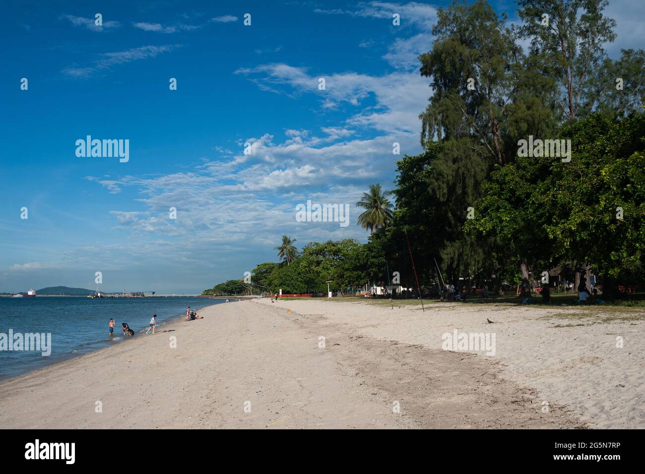 23.06.2021, Singapore, Repubblica di Singapore, Asia - le persone godono di una giornata sulla spiaggia al Changi Beach Park durante la crisi della corona. Foto Stock