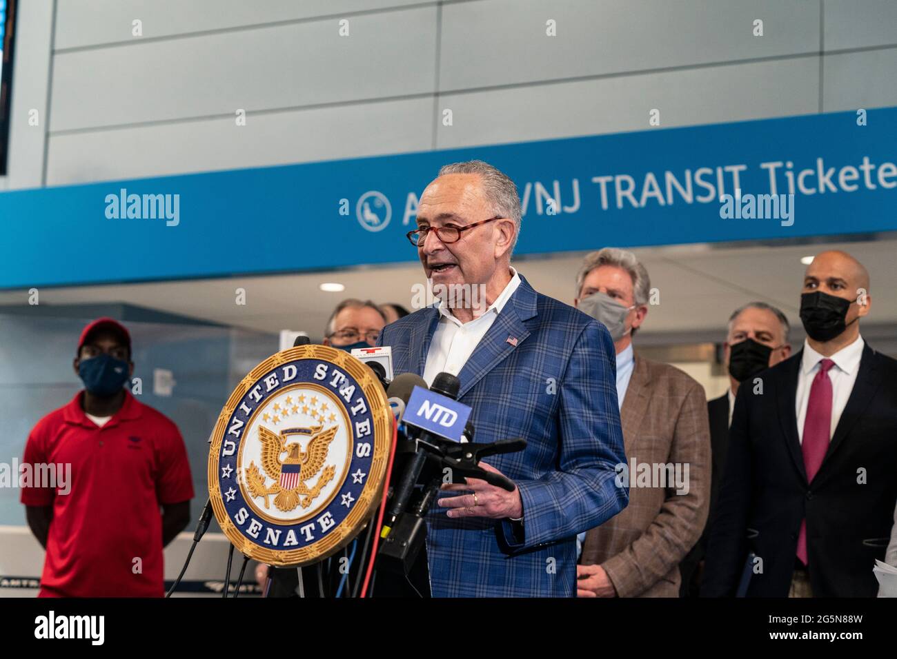 New York, NY - 28 giugno 2021: Il senatore Charles Schumer parla alla conferenza stampa con il segretario di trasporto Pete Buttigieg al progetto di Gateway Tunnel a luce verde al Concorso Amtrak di Penn Station Foto Stock